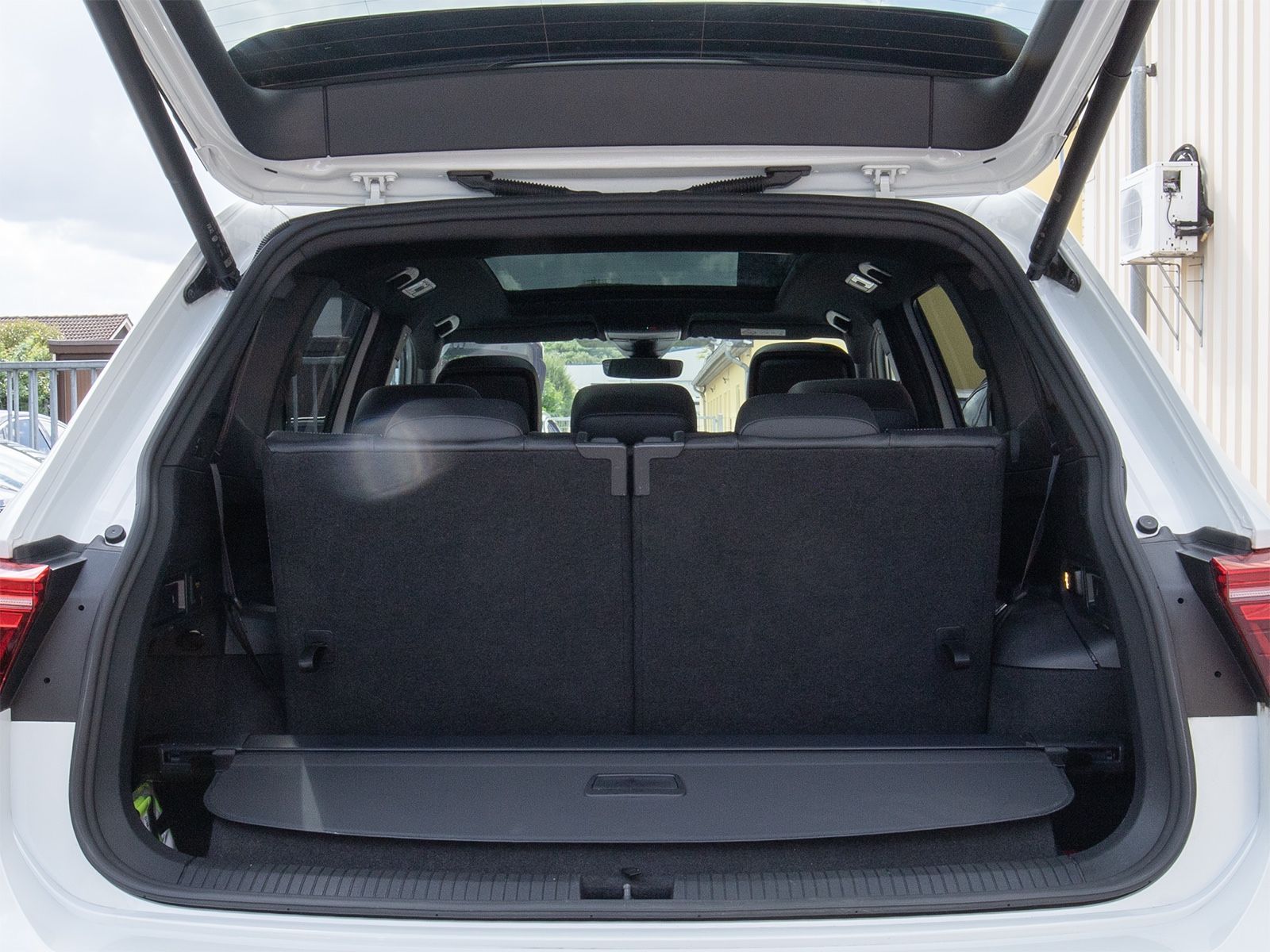 Volkswagen Tiguan Allspace R-Line 4M 7-Sitzer 360°MEGAVOLL