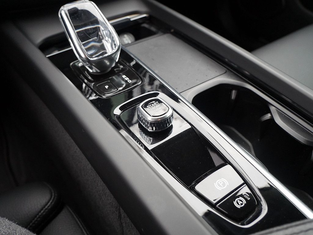 Volvo XC60 B4 Inscription AWD AHK FACEL. STANDHZ LED