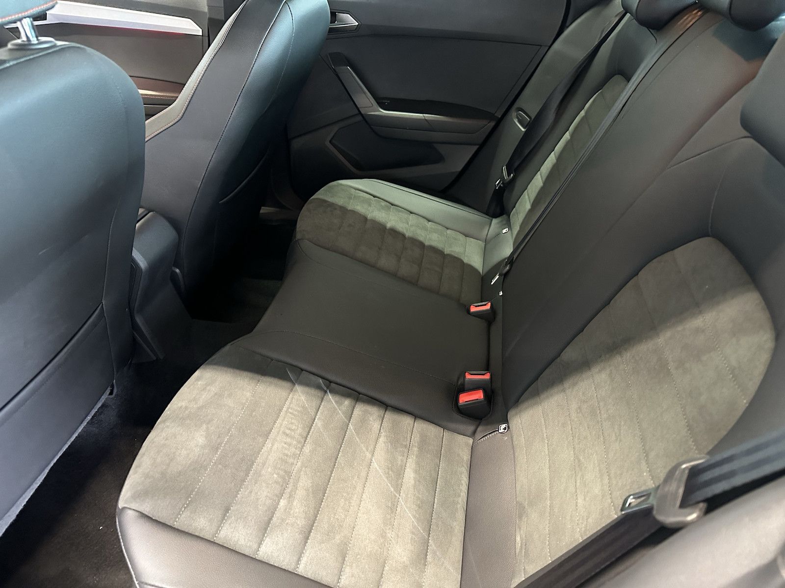 Seat Arona 1,0TSI DSG FR 18´´AHK Alcant. Full LED NAV