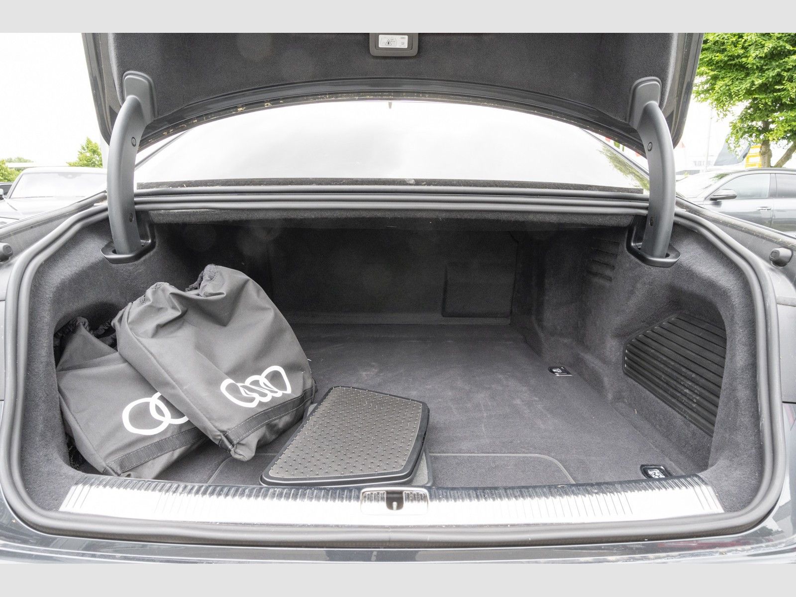 Audi A8 L 60TFSIe - Samsaru's Car Outlet