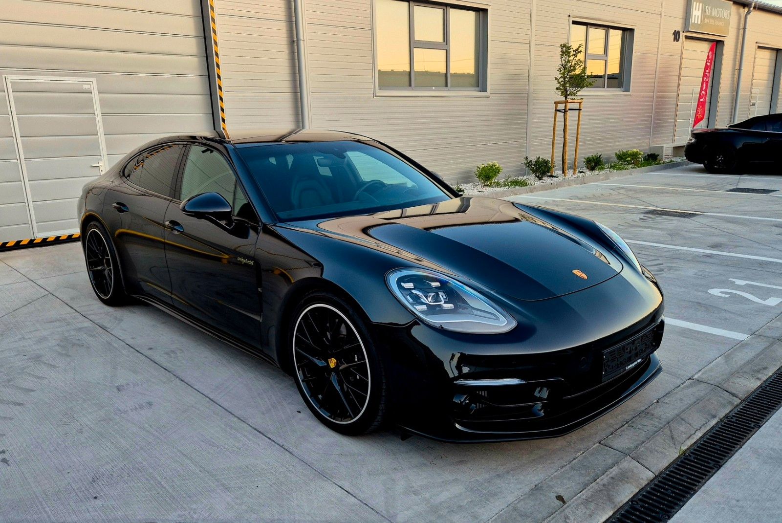 Porsche Panamera 4 E-Hybrid Platinum Edition
