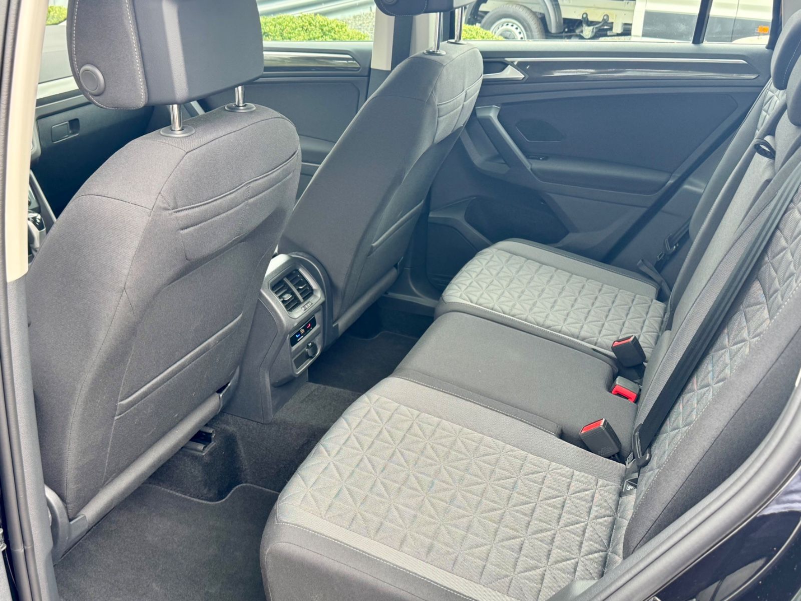Volkswagen Tiguan Life - Samsaru's Car Outlet
