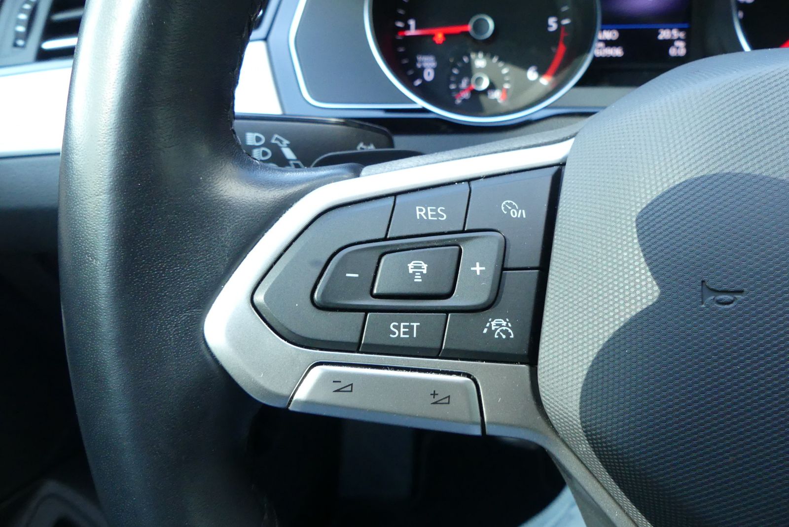 Volkswagen Passat Lim. Elegance - Samsaru's Car Outlet