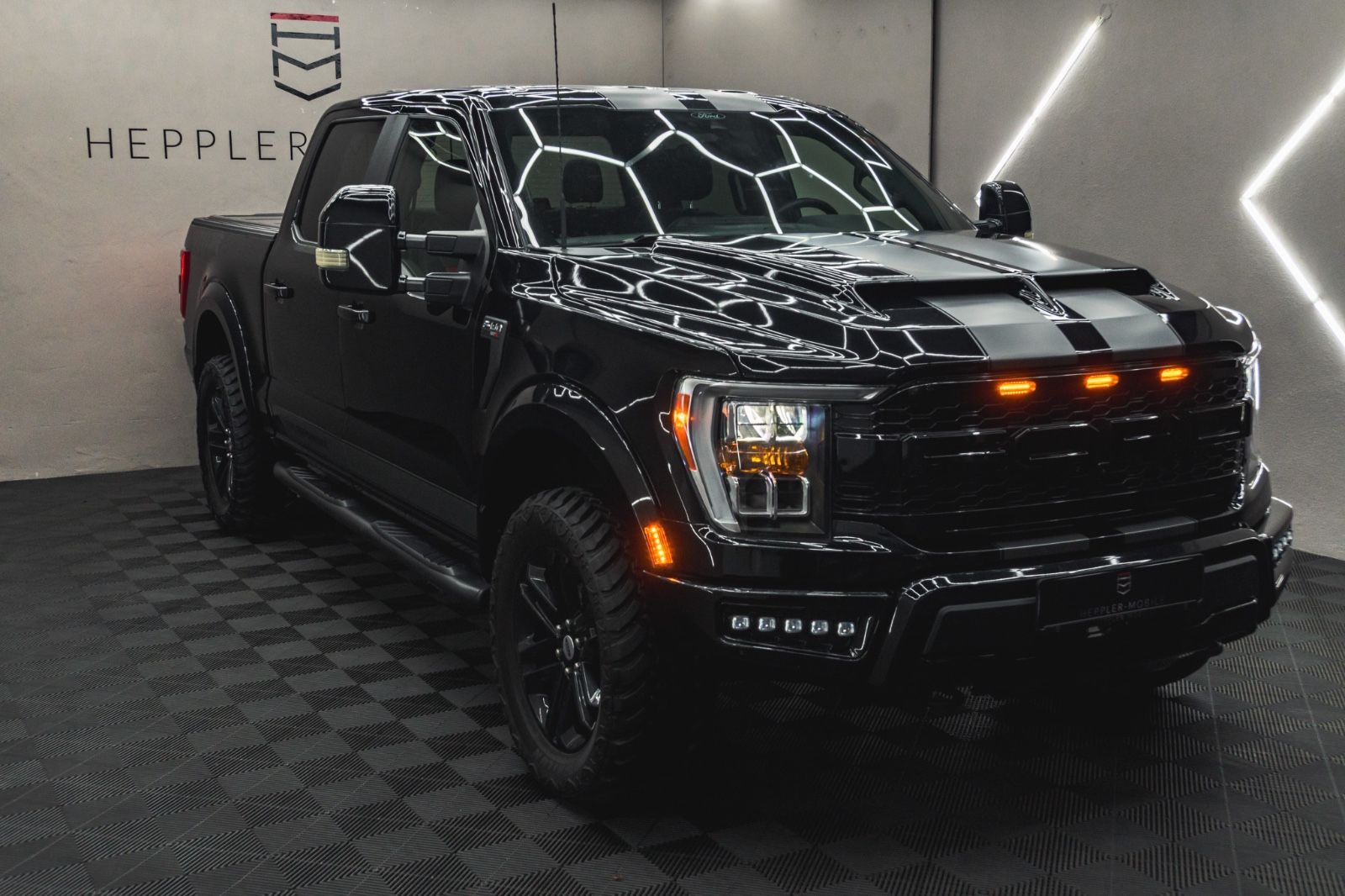 Ford F 150 RAPTOR - Samsaru's Car Outlet