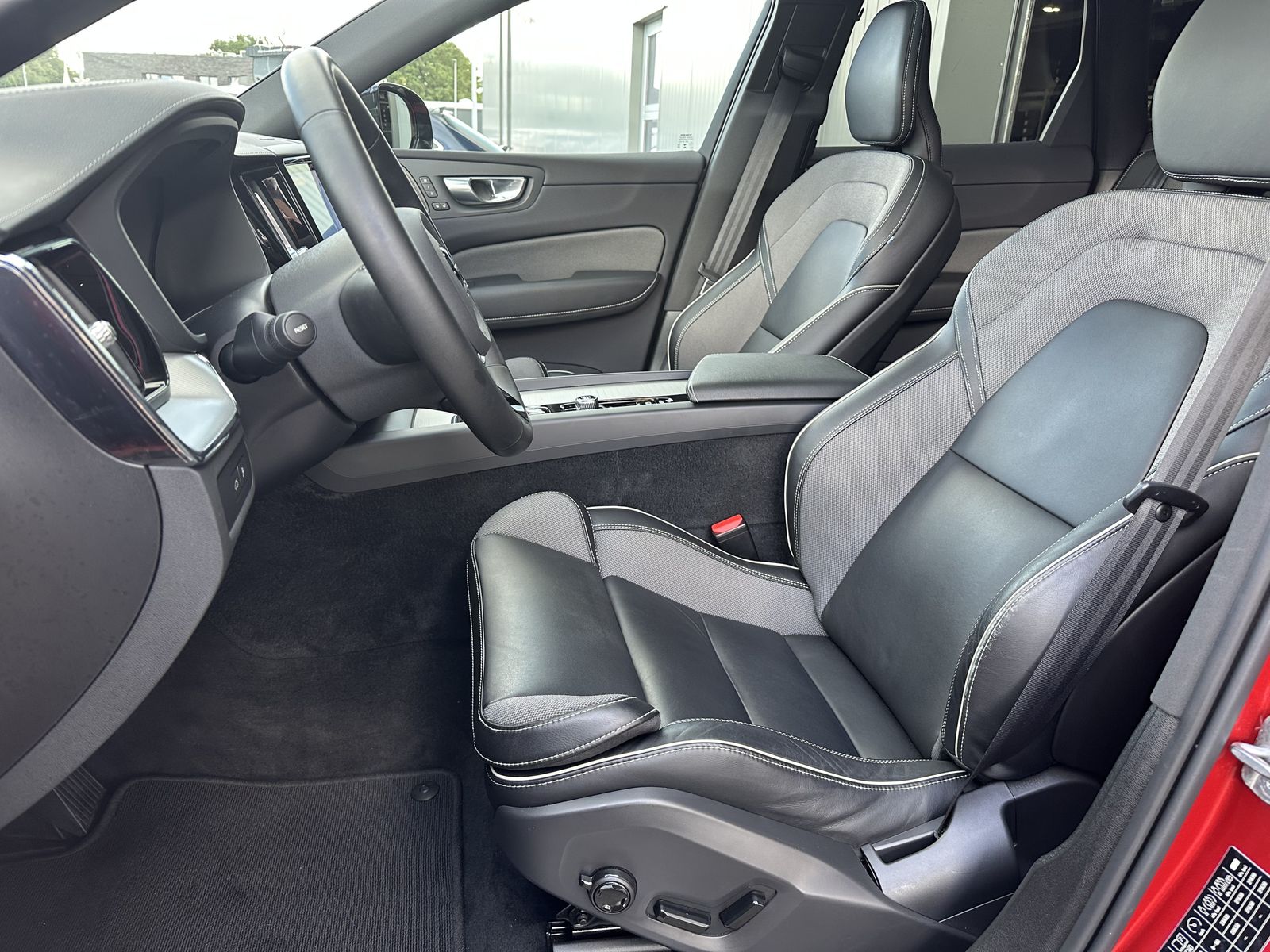 Volvo XC60 T8 AWD Ultimate Dark NAV+LED+360°+PANO+HUD