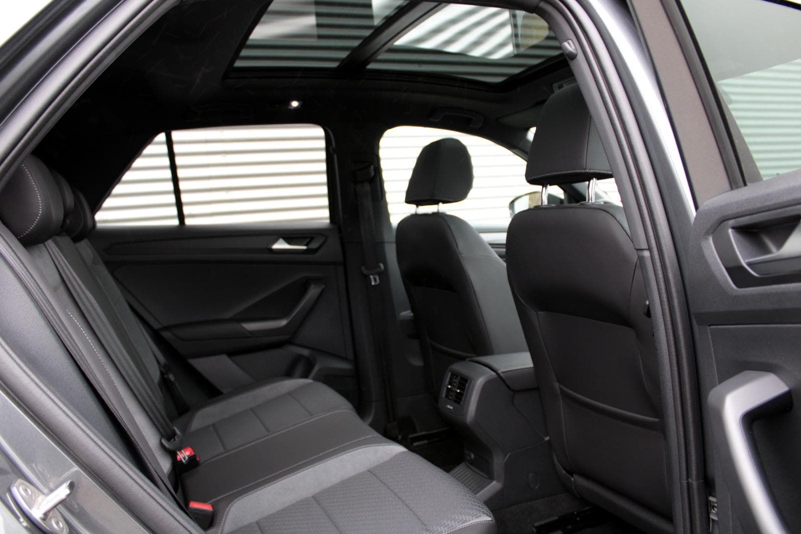 Volkswagen T-ROC 1.5TSI R-Line - Samsaru's Car Outlet