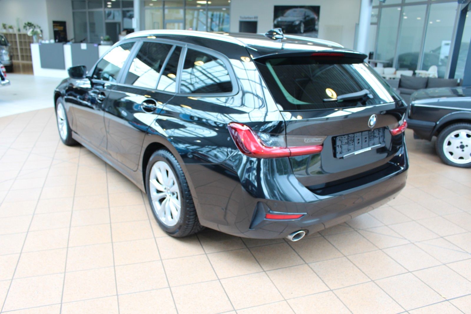 BMW 318d Touring Advantage - Samsaru's Car Outlet