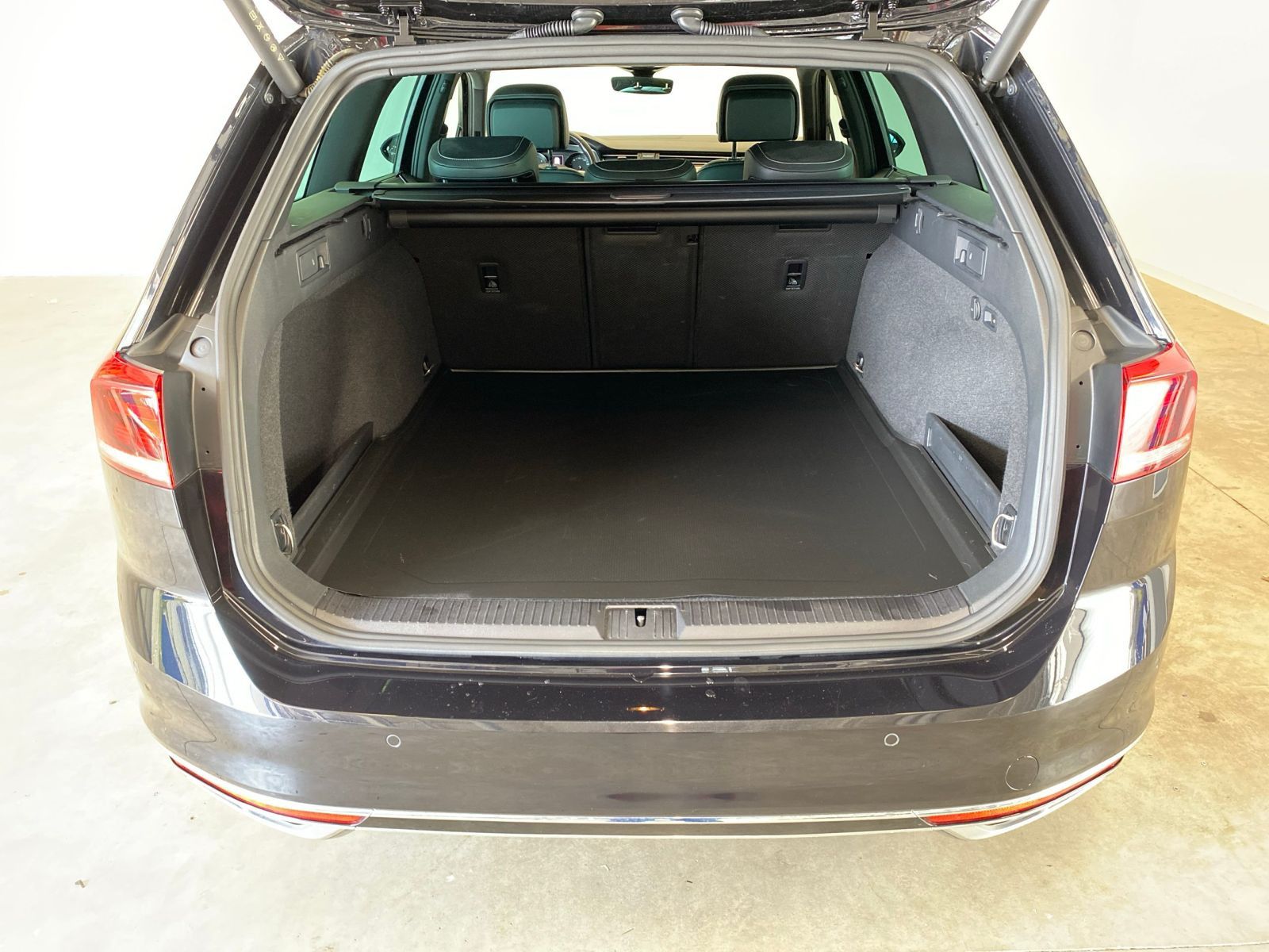 Volkswagen Passat Variant 2.0 TDI Business R-Line - Samsaru's Car Outlet