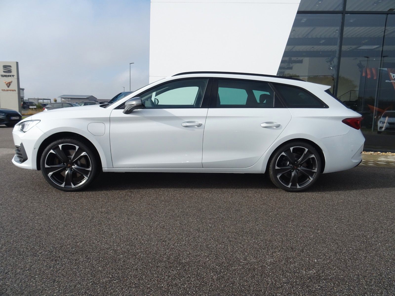 Cupra Leon Sportstourer VZ 1.4 e-HYBRID DSG - Samsaru's Car Outlet