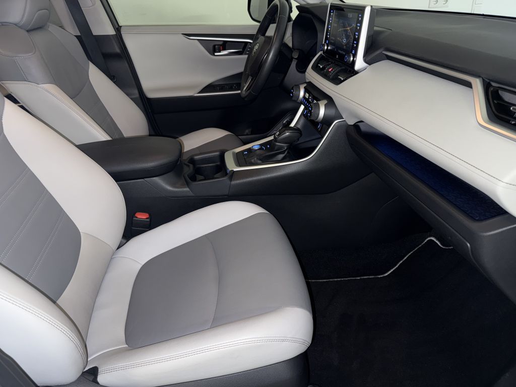 Toyota RAV4 Hybrid 4x4 Lounge - Samsaru's Car Outlet