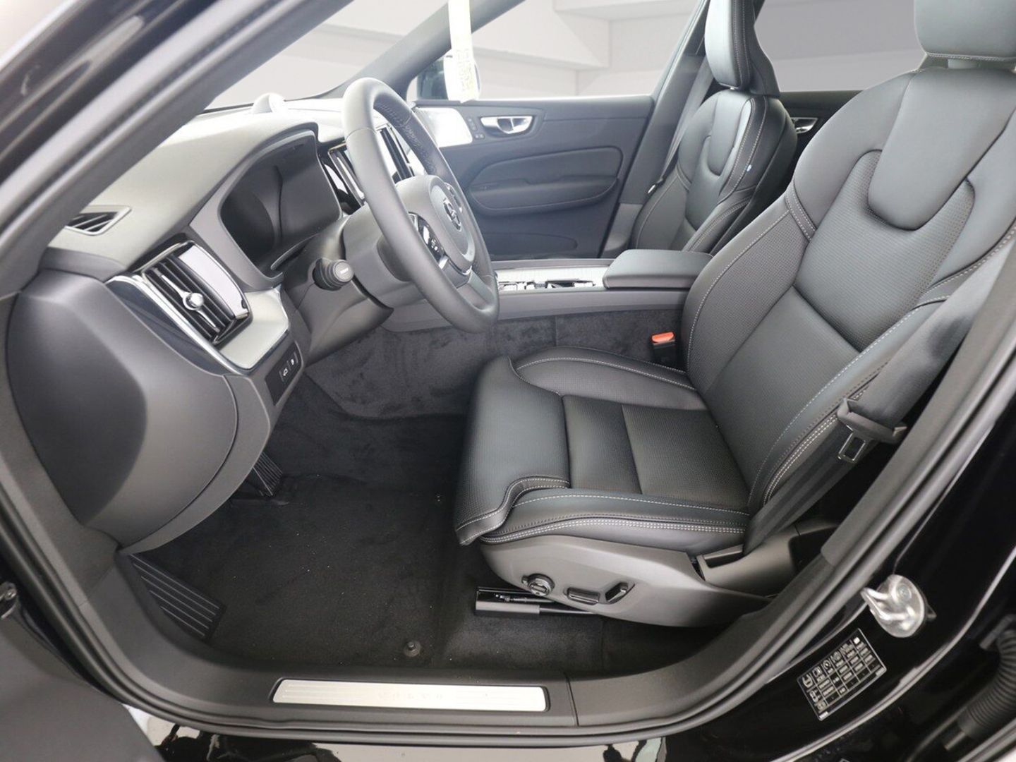 Volvo XC60 T6 Plus Black Edition Plug-In Hybrid AWD - Samsaru's Car Outlet