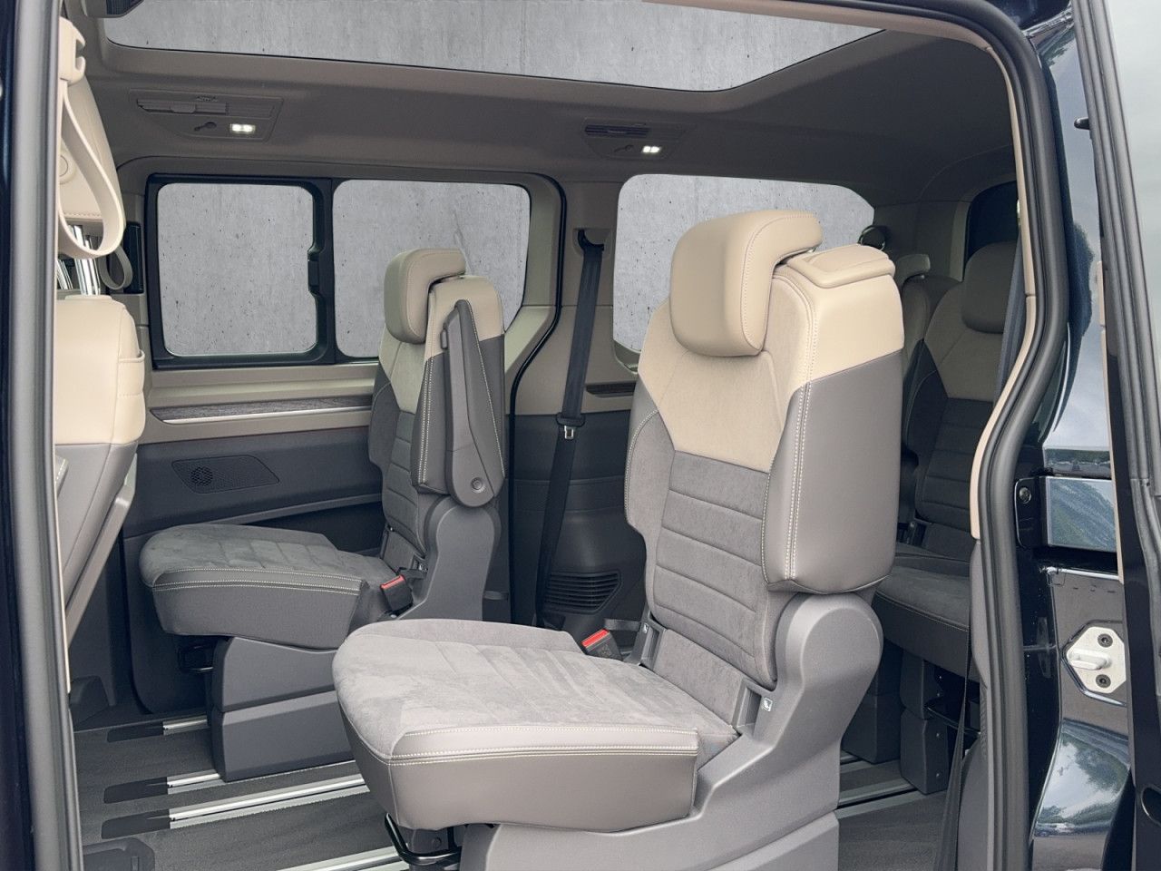 Volkswagen T7 Multivan 2.0 TDI - Samsaru's Car Outlet