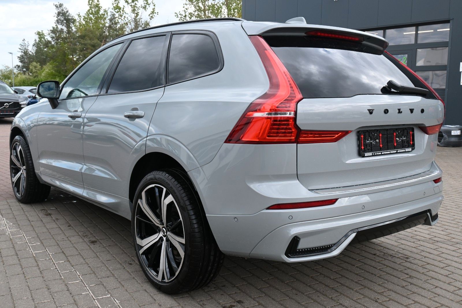 Volvo XC60 B5 Benzin AWD Plus Dark*FSHZG*360°*ACC*AHK