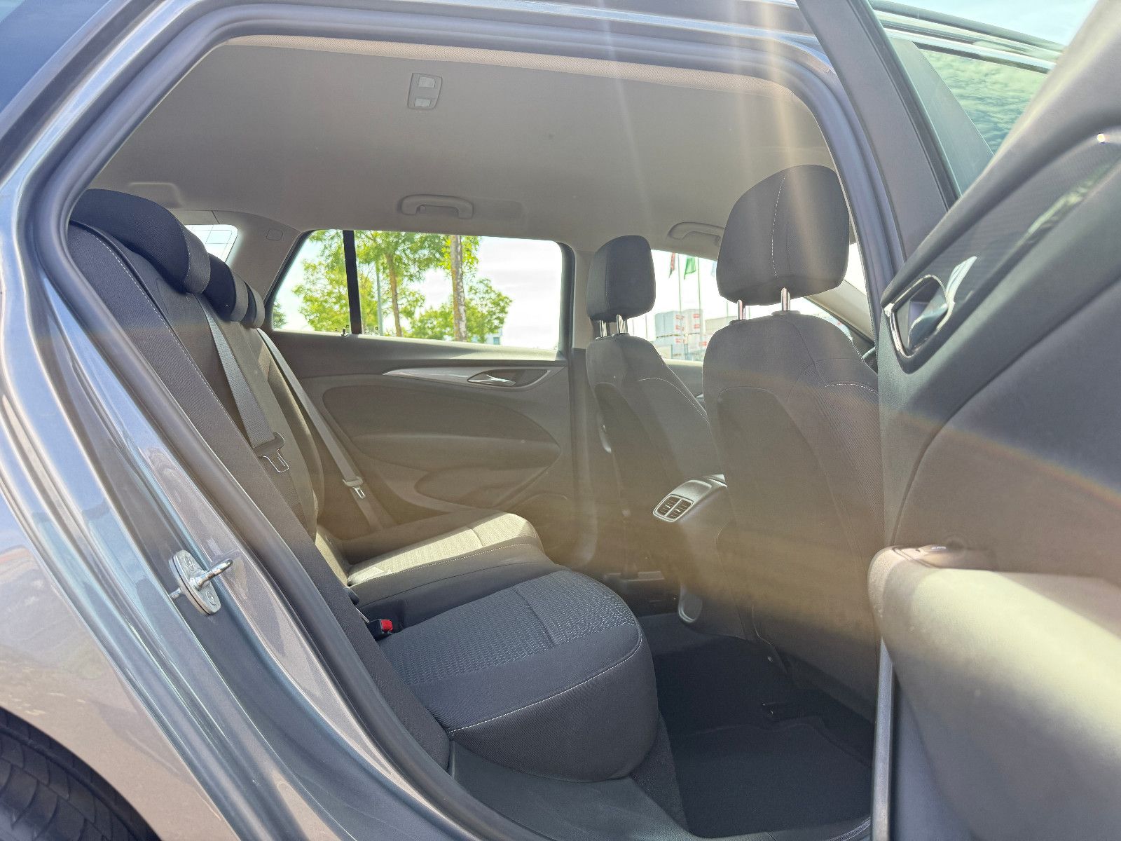 Opel Insignia B Sports Tourer Business - Samsaru's Car Outlet