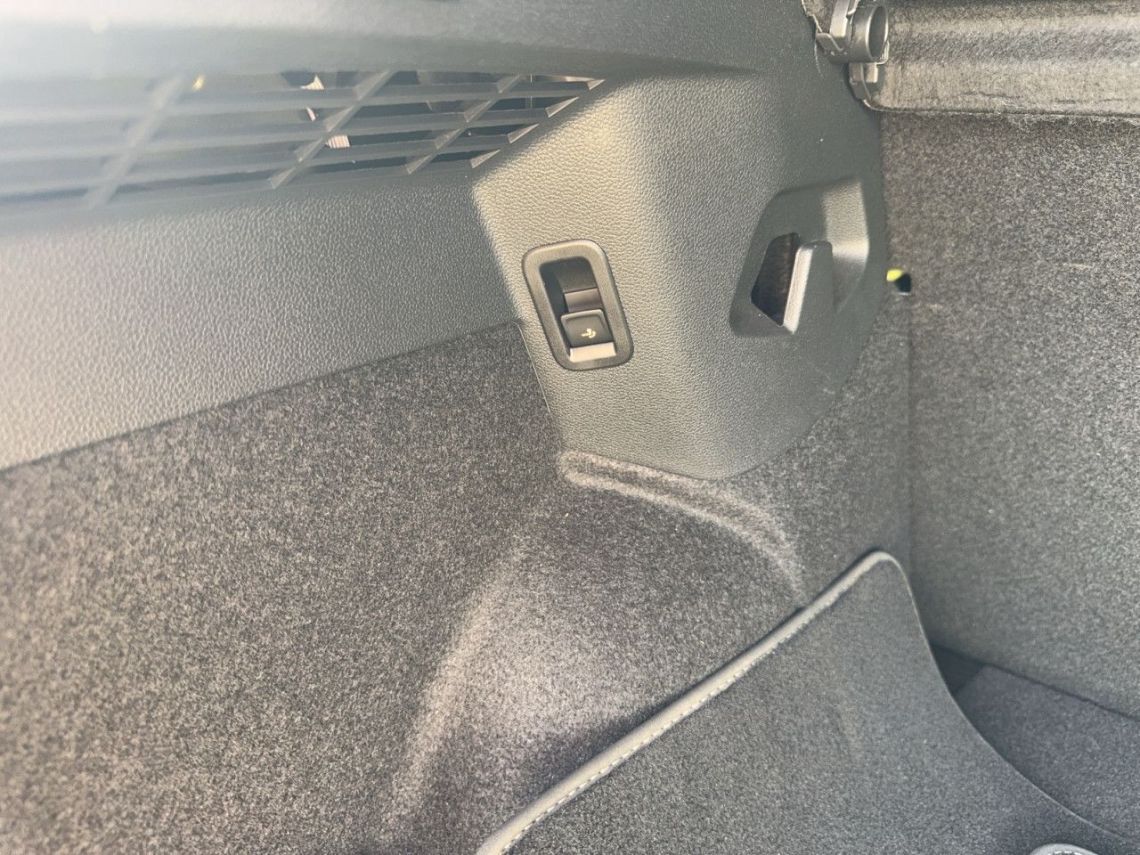 Volkswagen Golf VIII R-Line 2.0 TSI Allrad Black - Samsaru's Car Outlet