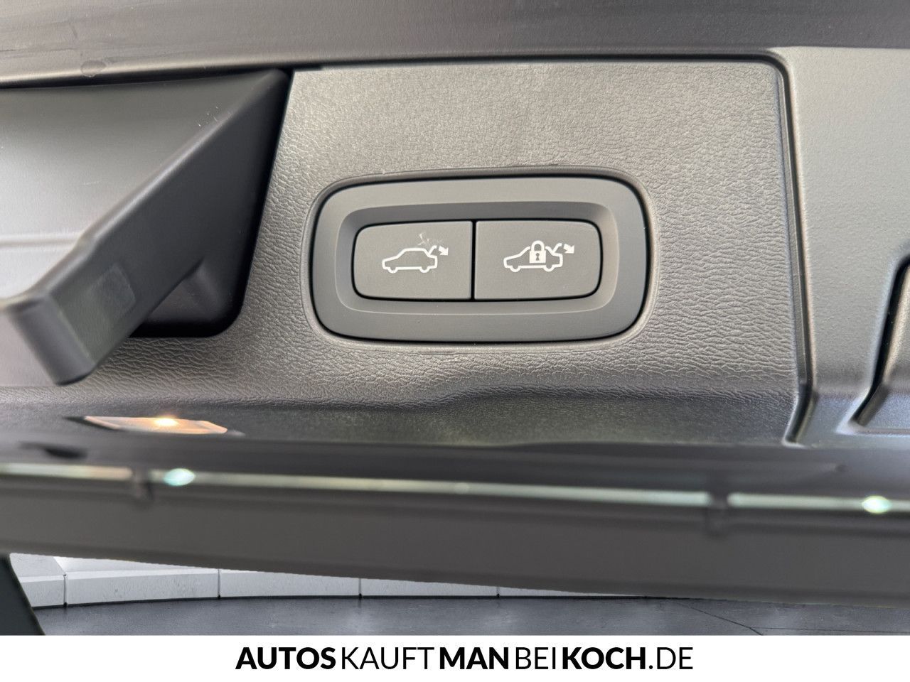 Volvo XC60 T6 Plug-In AWD - Samsaru's Car Outlet