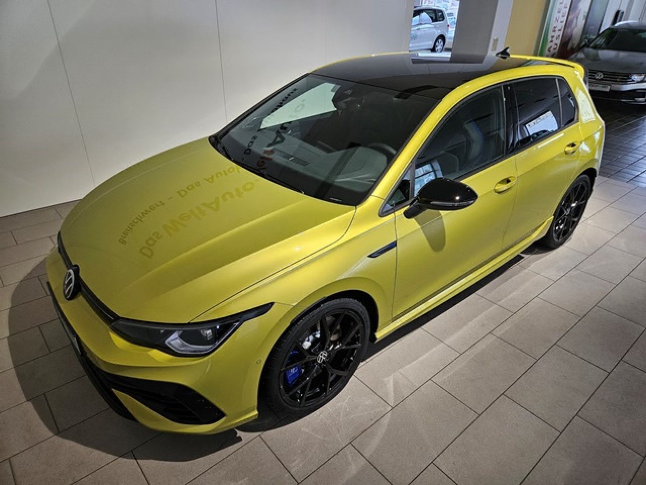 Volkswagen Golf 8 R 2.0 TSI 4M DSG - Samsaru's Car Outlet