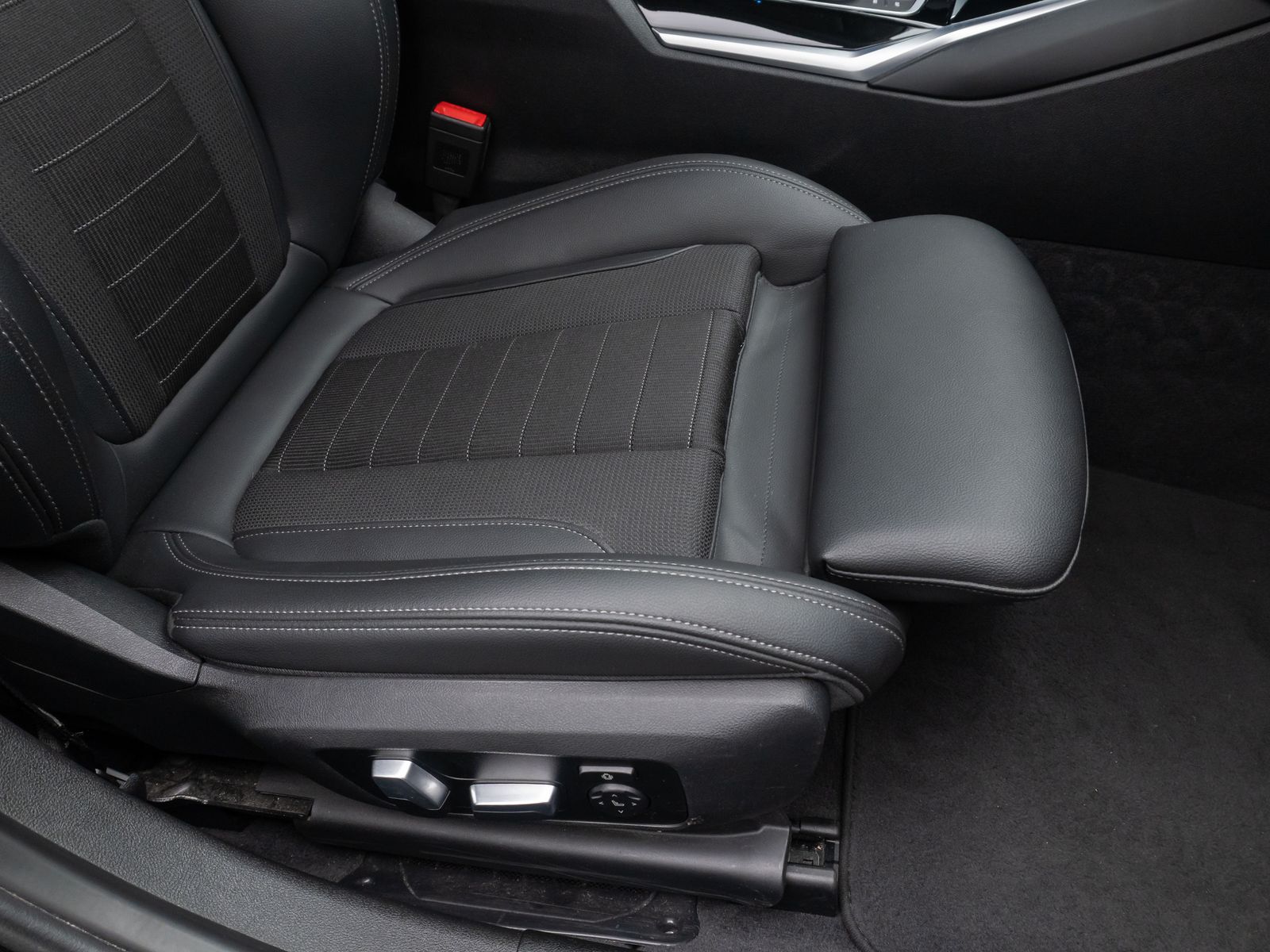 BMW 330e Sport Line - Samsaru's Car Outlet
