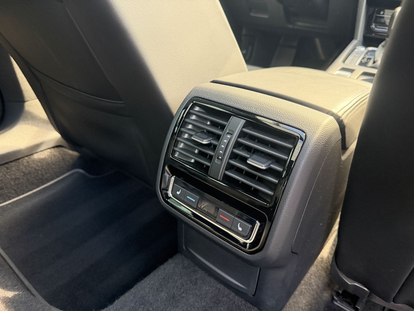 Volkswagen Passat R-Line LED Virtual Pano Massage H&K AHK