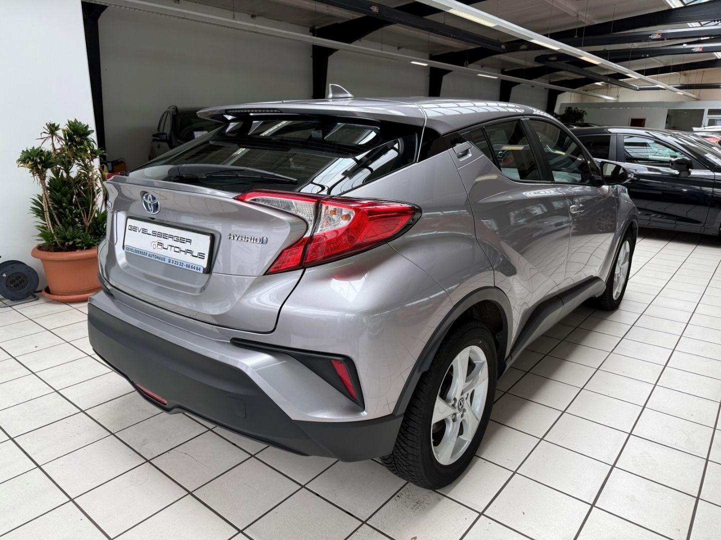 Toyota C-HR Hybrid Flow 1.8 - Samsaru's Car Outlet