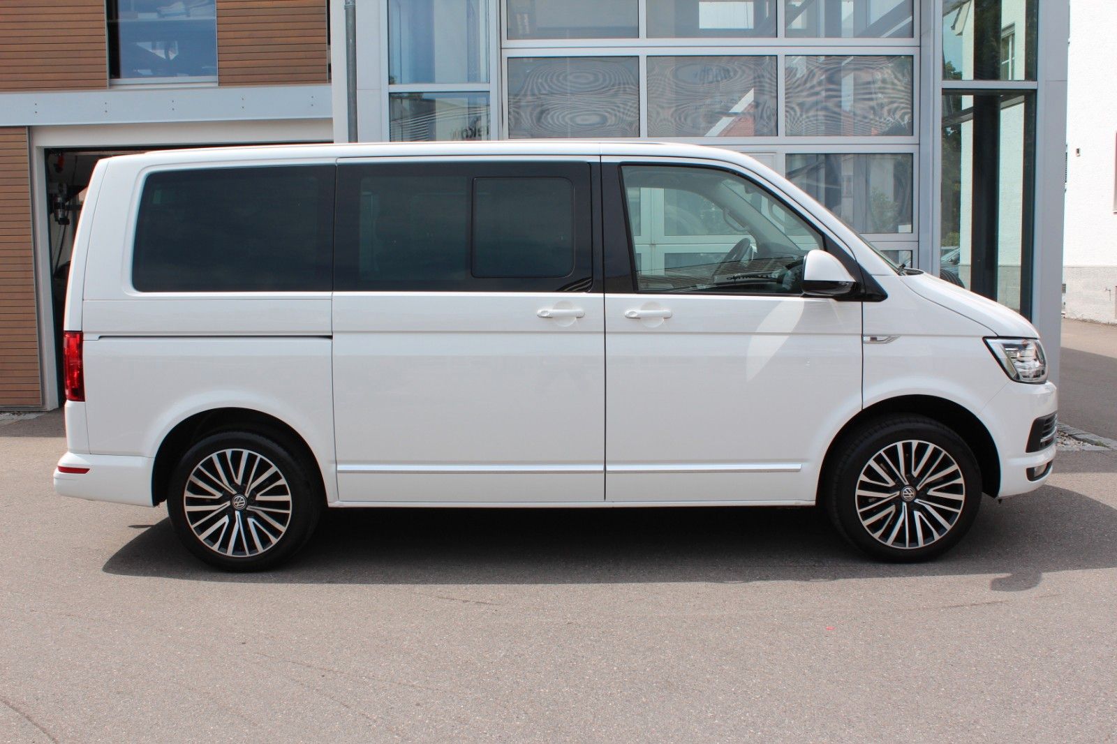 Volkswagen T6 Multivan Highline DSG - Samsaru's Car Outlet