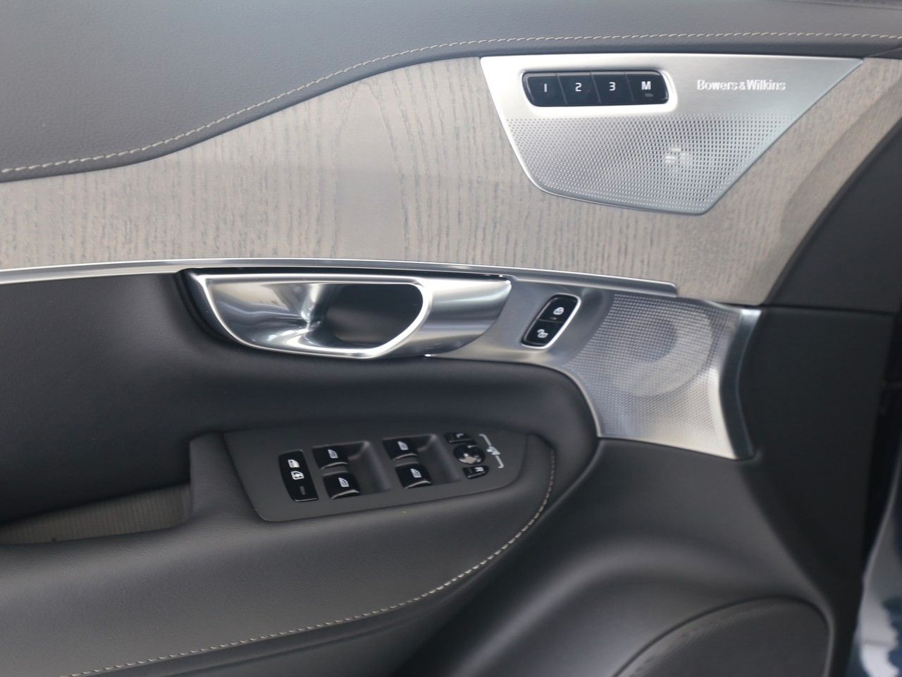 Volvo XC90 Ultra Dark Recharge Plug-In Hybrid AWD - Samsaru's Car Outlet