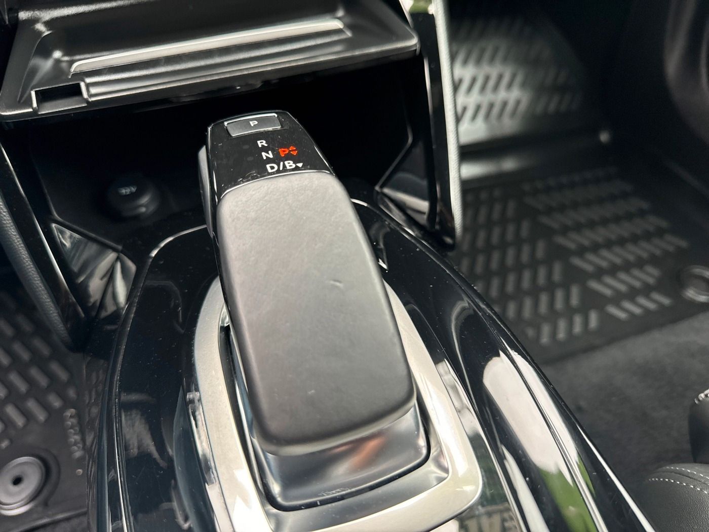 Peugeot 2008 e- Allure - Samsaru's Car Outlet