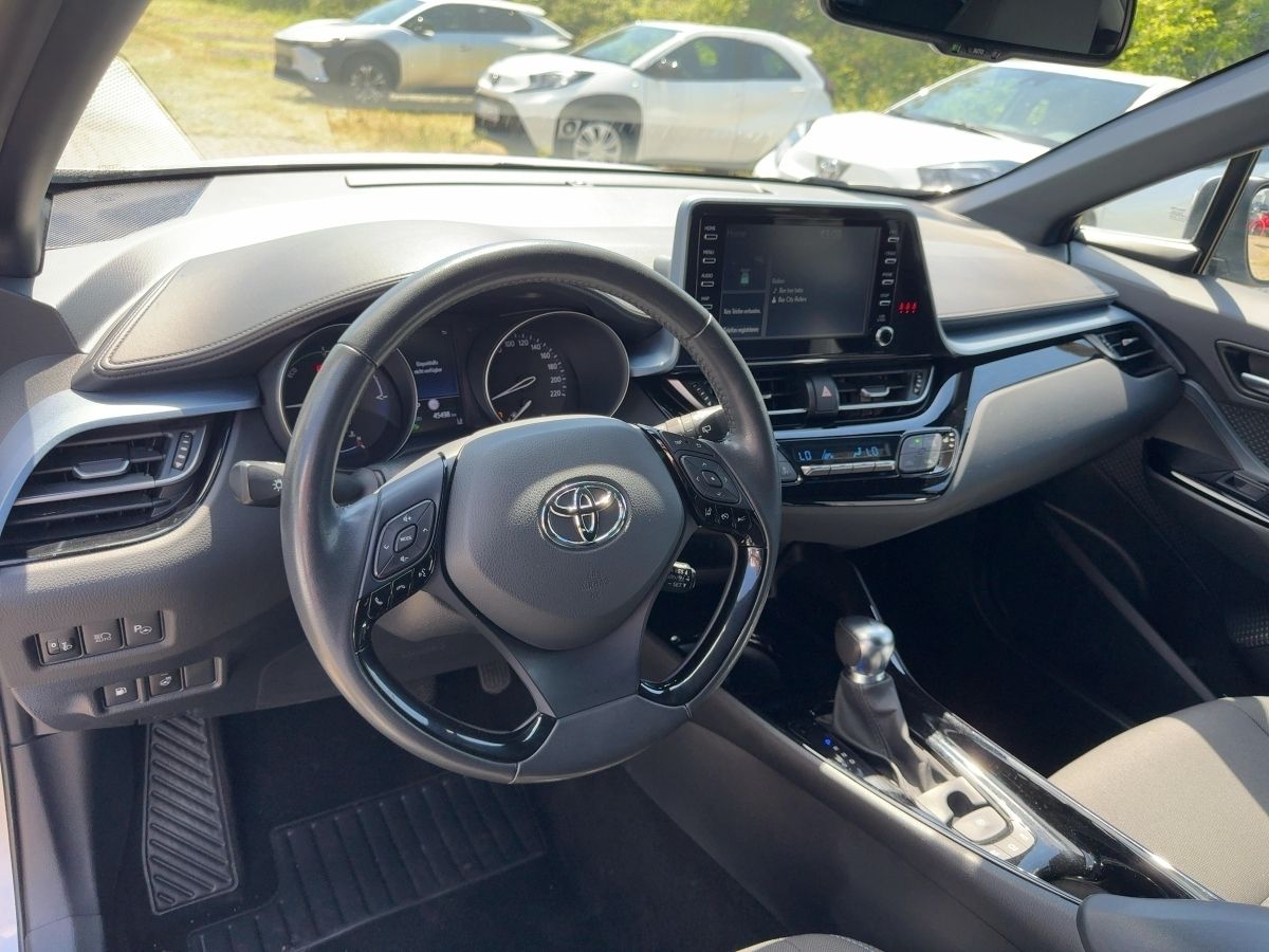 Toyota C-HR 2.0 Hybrid Team - Samsaru's Car Outlet