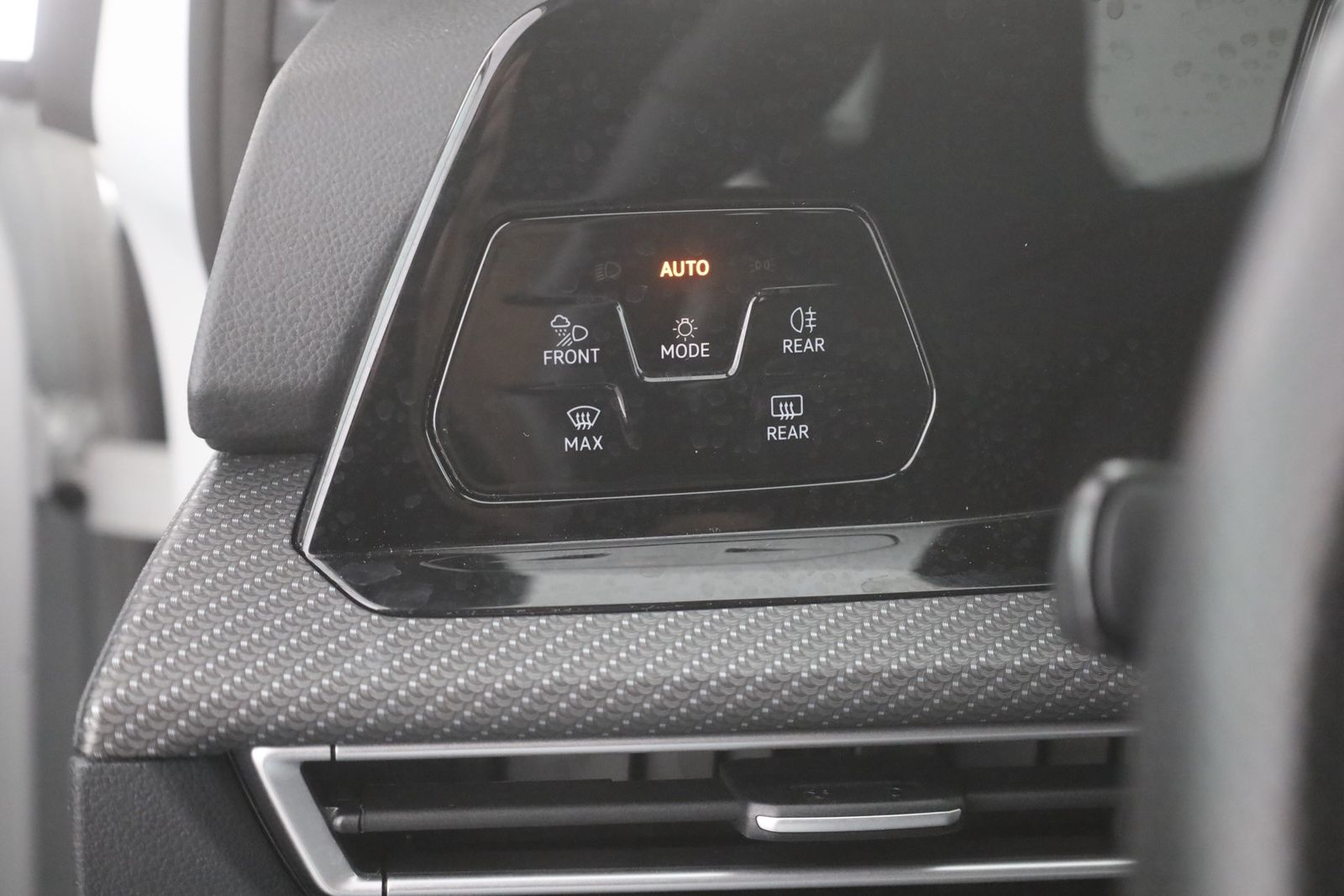 Volkswagen Golf VIII Variant 2.0 TSI DSG R-Line - Samsaru's Car Outlet