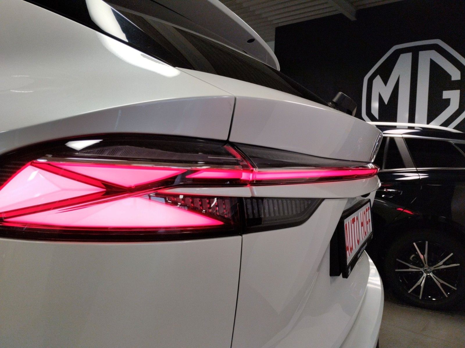MG HS 1.5T Autom. Luxury - 360°- Leder