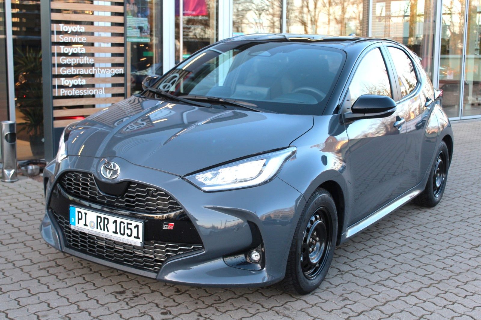 Toyota Yaris Hybrid GR Sport*LED*PDC*KAMERA*HEAD-UP*JBL