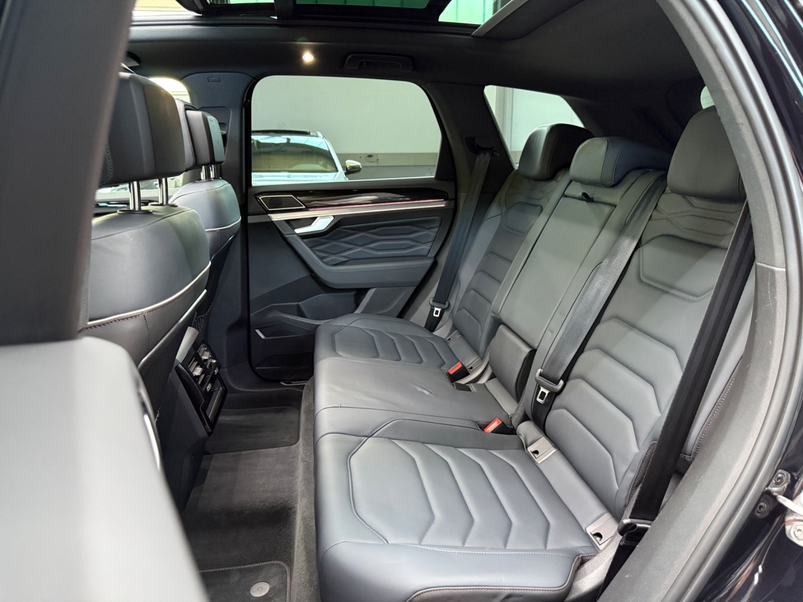 Volkswagen Touareg R-Line - Samsaru's Car Outlet