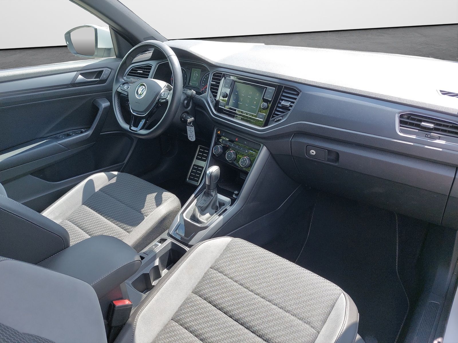 Volkswagen T-Roc 1.5 TSI DSG R-Line - Samsaru's Car Outlet
