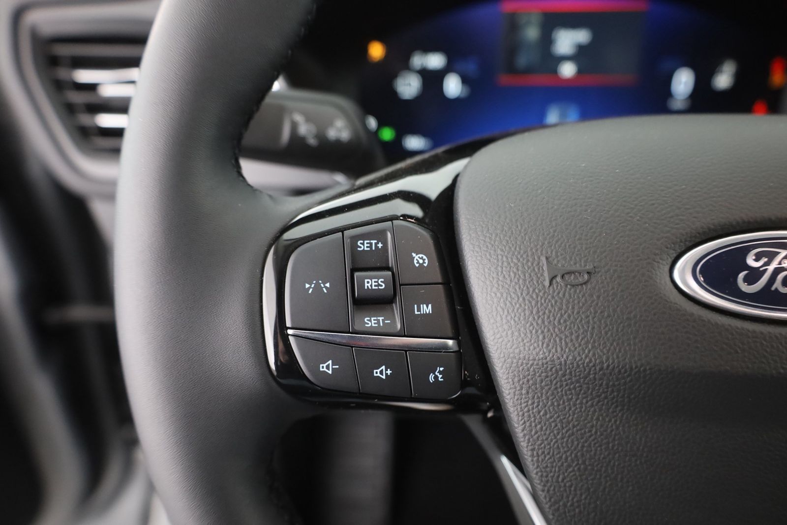 Ford Kuga 1.5 EB Titanium Aut. - Samsaru's Car Outlet