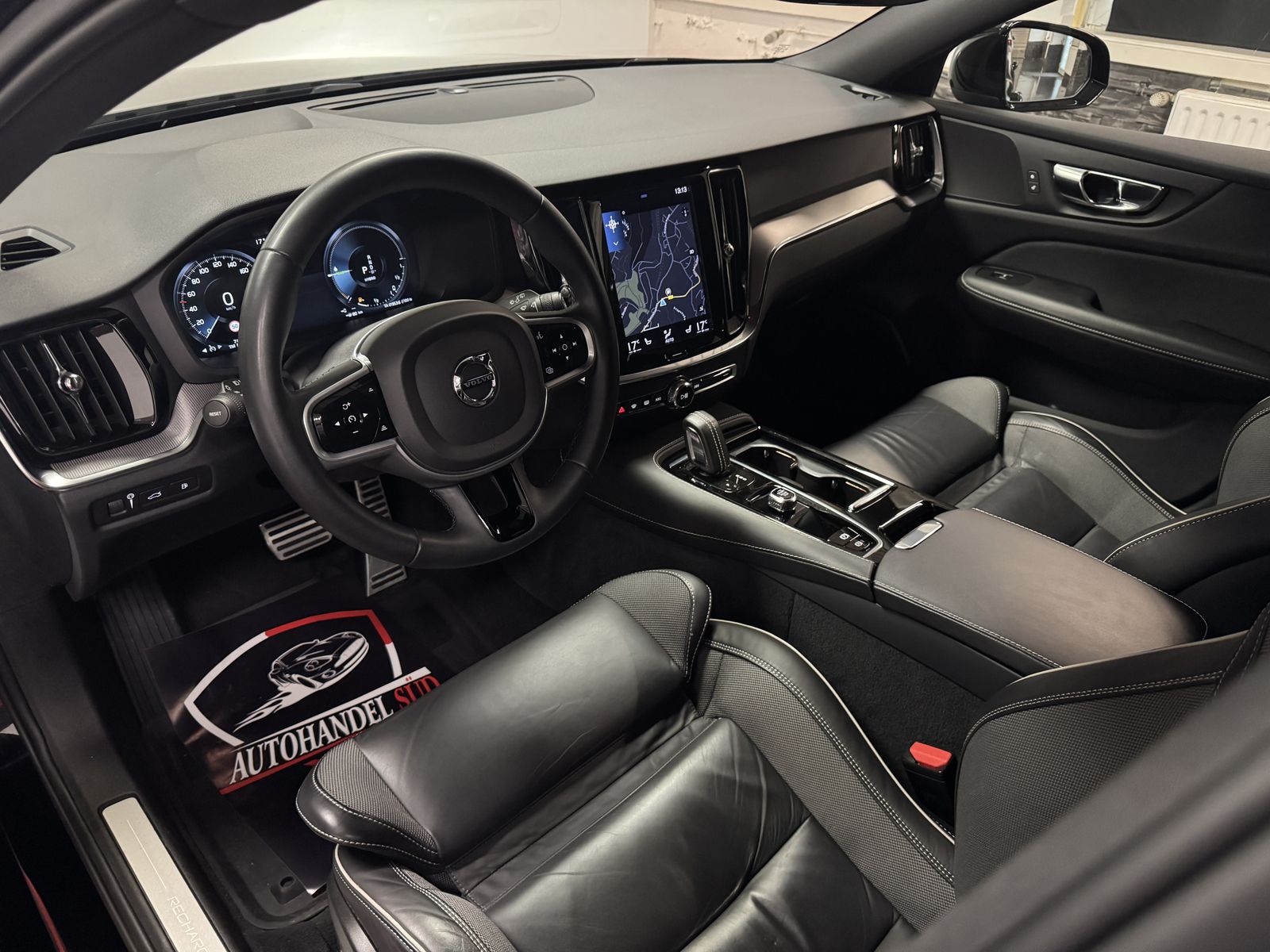 Volvo V60 R Design Recharge Plug-In Hybrid AWD