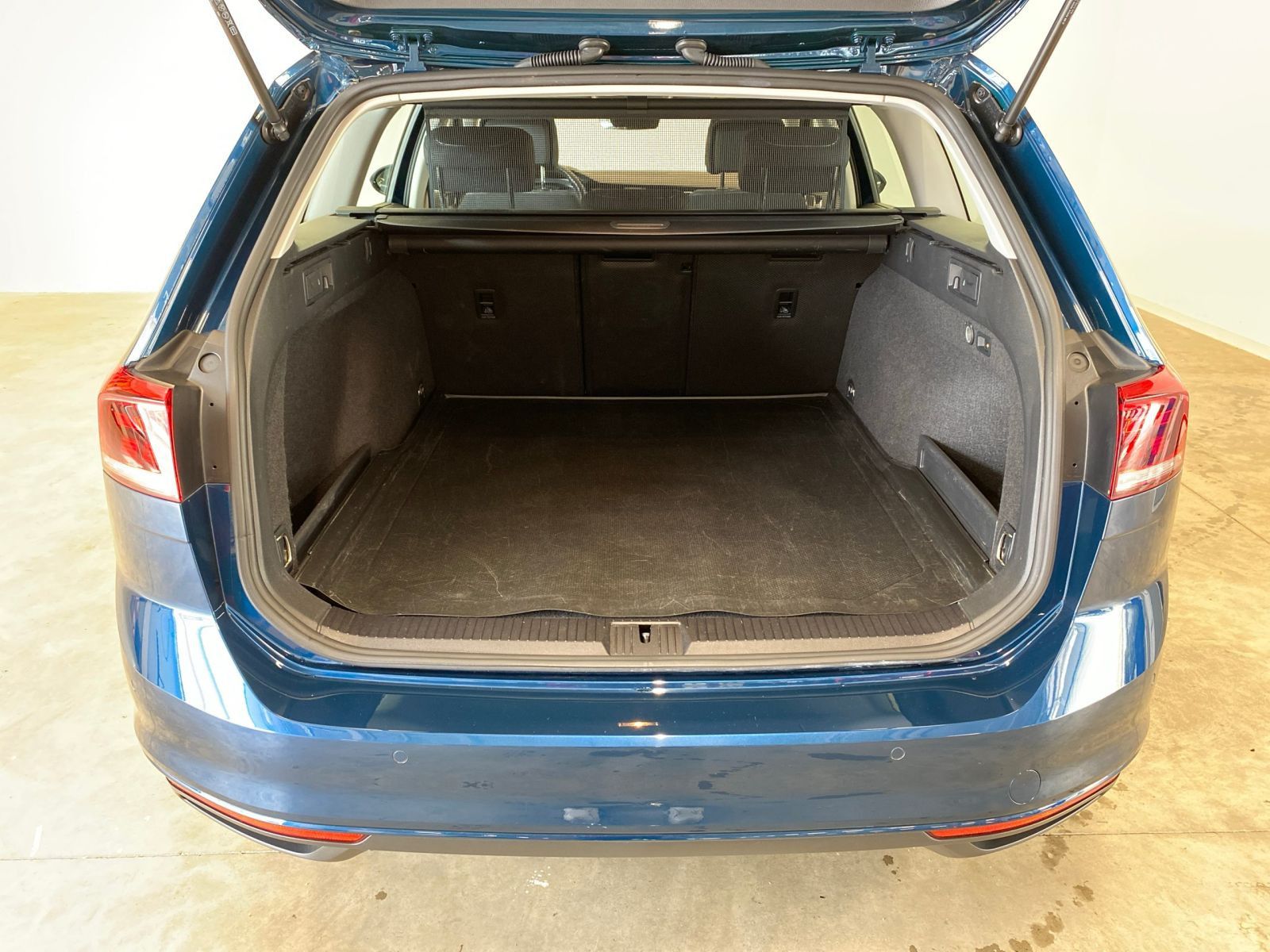Volkswagen Passat Variant 2.0 TDI Business - Samsaru's Car Outlet