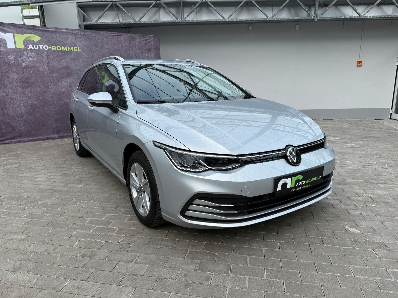 Volkswagen Golf VIII Var. TDI DSG Life - Samsaru's Car Outlet