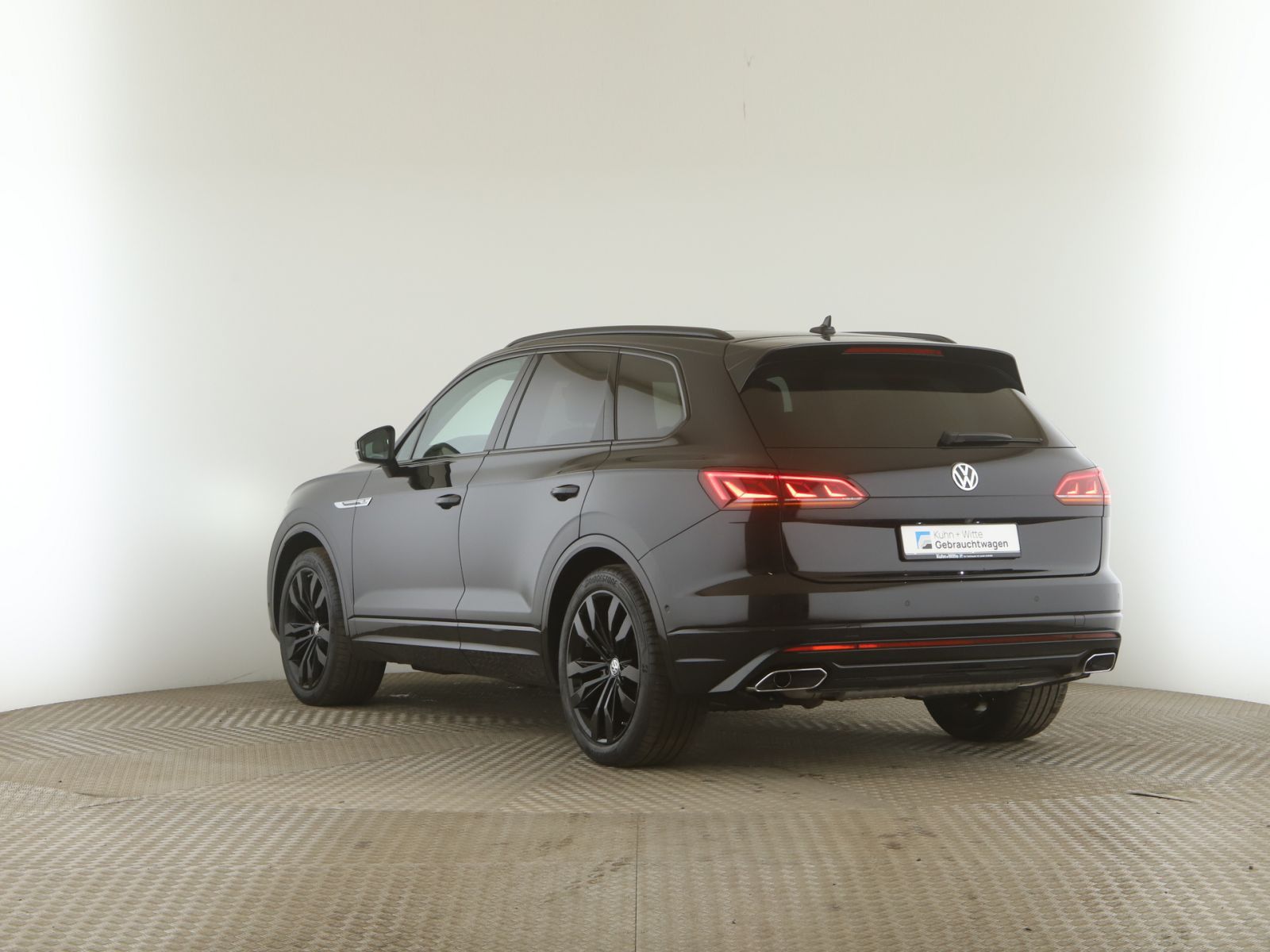 Volkswagen Touareg 3.0 TDI R-Line 4M - Samsaru's Car Outlet