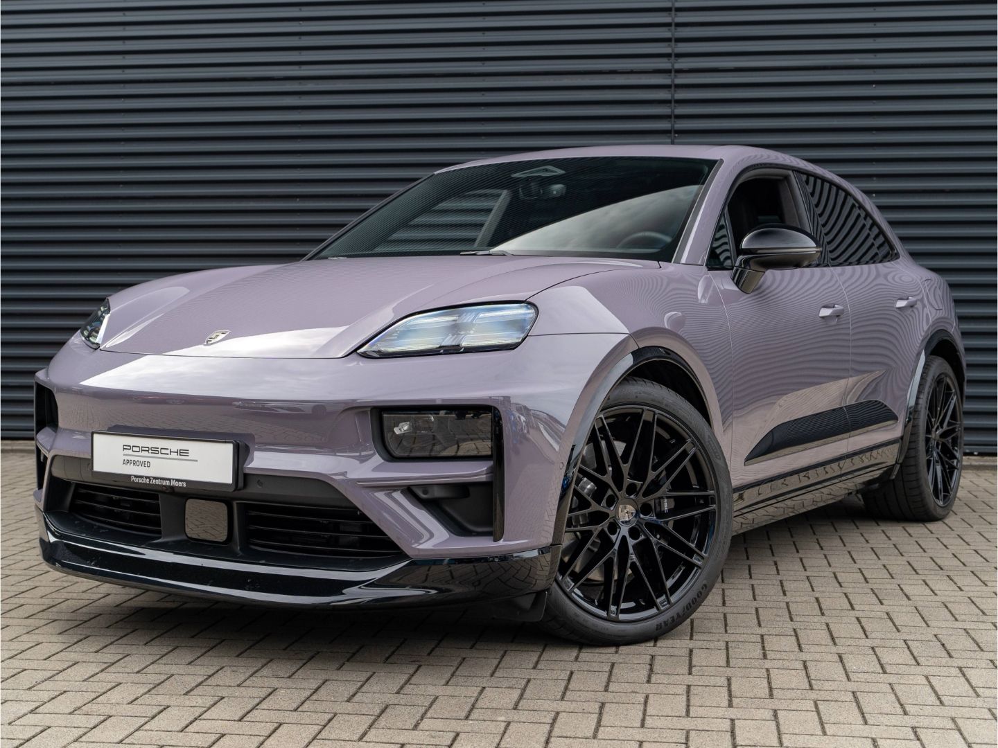 Porsche Macan Electric Turbo Matrix LED Beifahrerdisplay