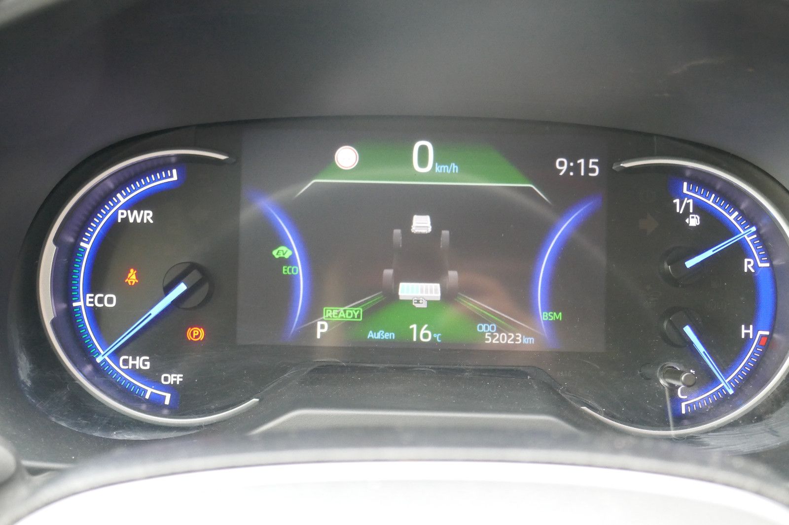 Toyota RAV 4 Hybrid Lounge Allrad - Samsaru's Car Outlet