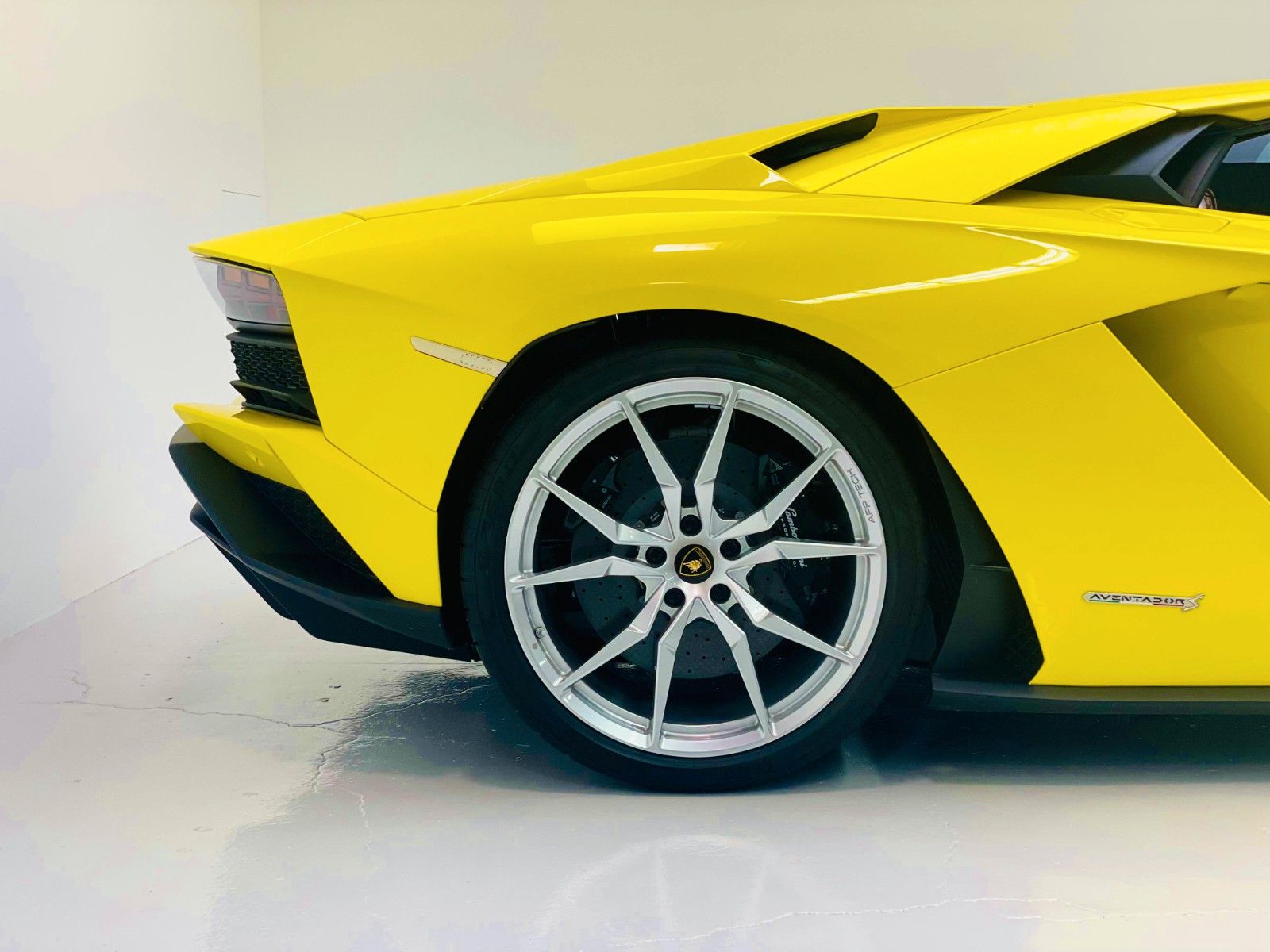 Lamborghini Aventador S - Samsaru's Car Outlet