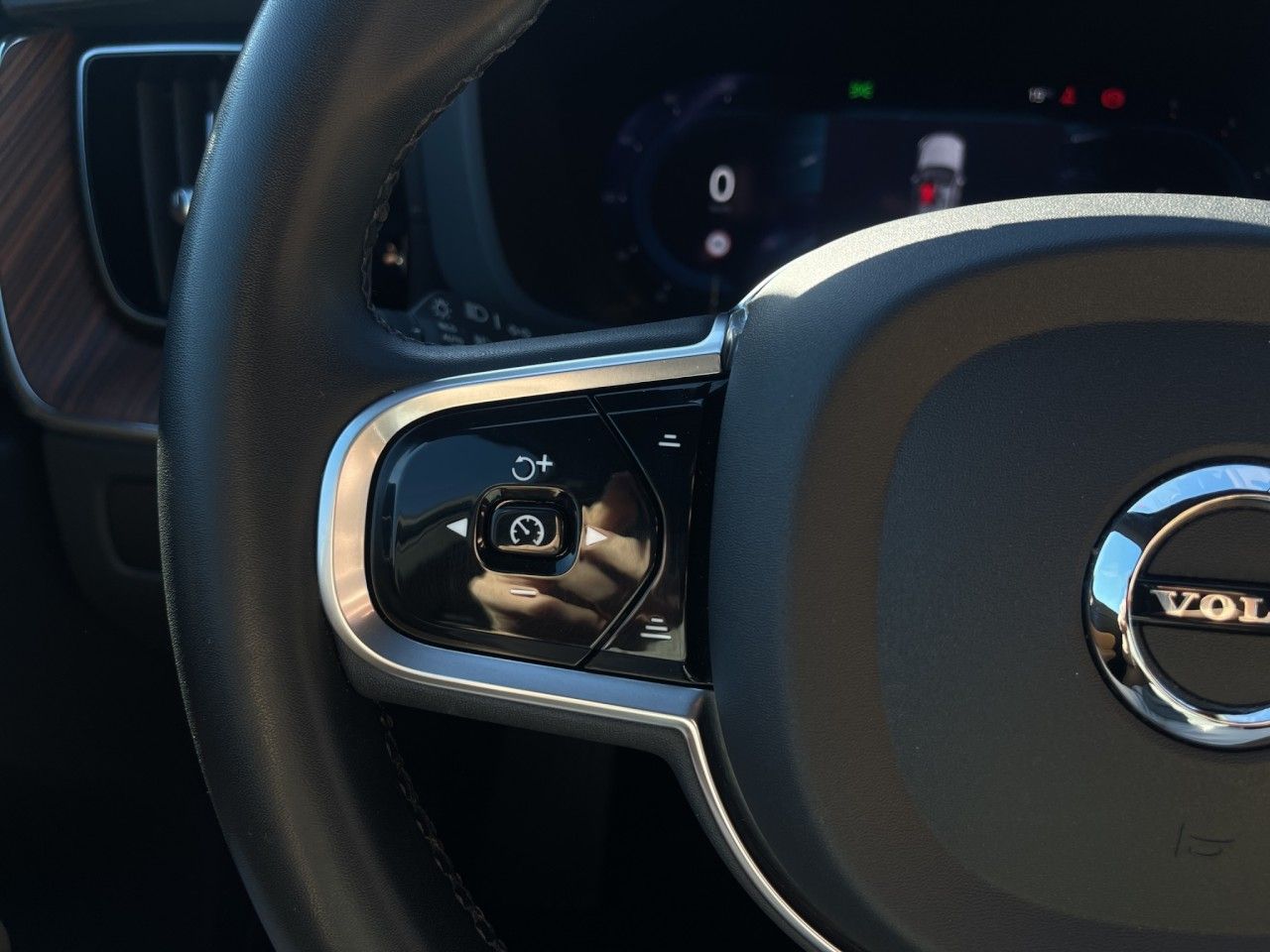 Volvo XC60 B5 Ultimate Dark AWD/AHK/Pano/Standhz/20Zo