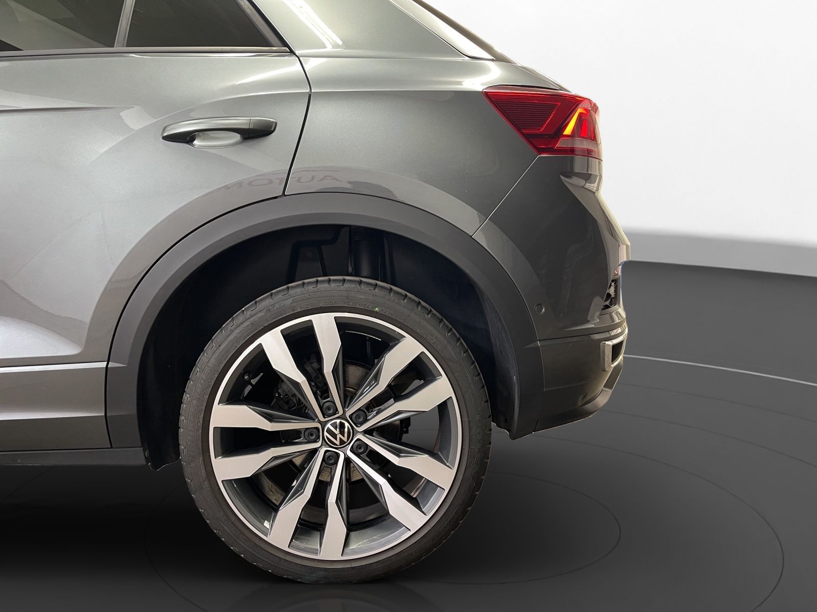 Volkswagen T-Roc 2.0 TDI R-line - Samsaru's Car Outlet