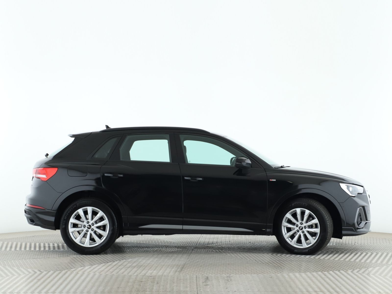 Audi Q3 S line 35 TDI quattro - Samsaru's Car Outlet