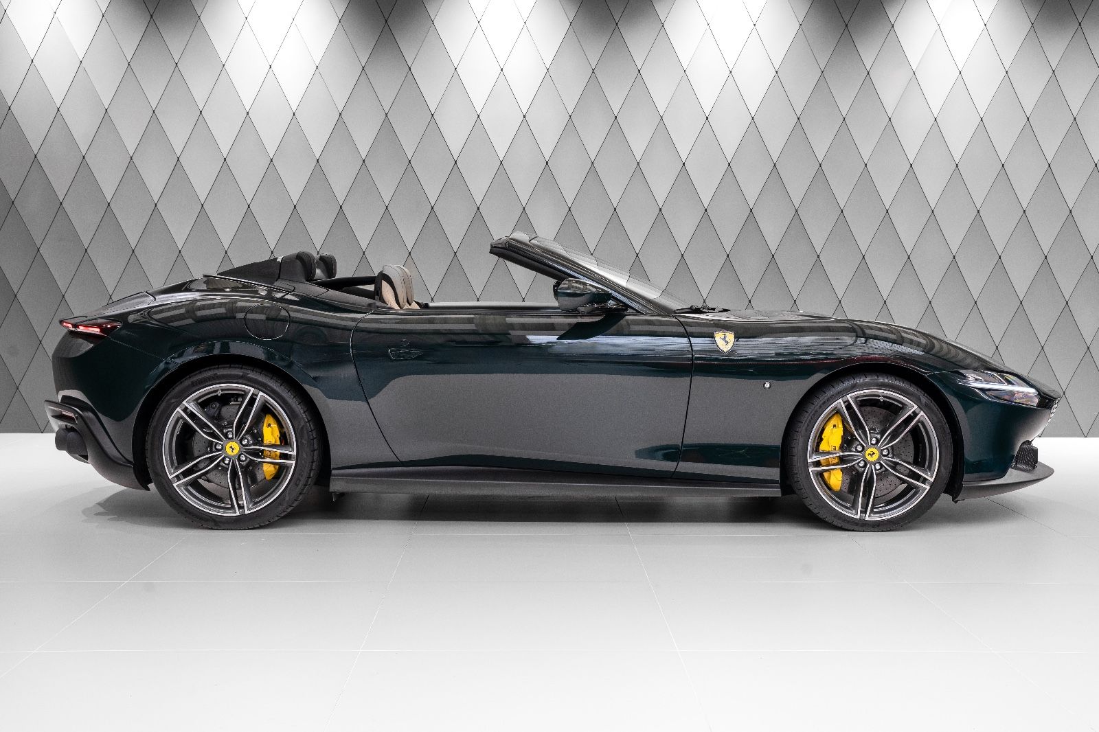 Ferrari Roma Spider - Samsaru's Car Outlet