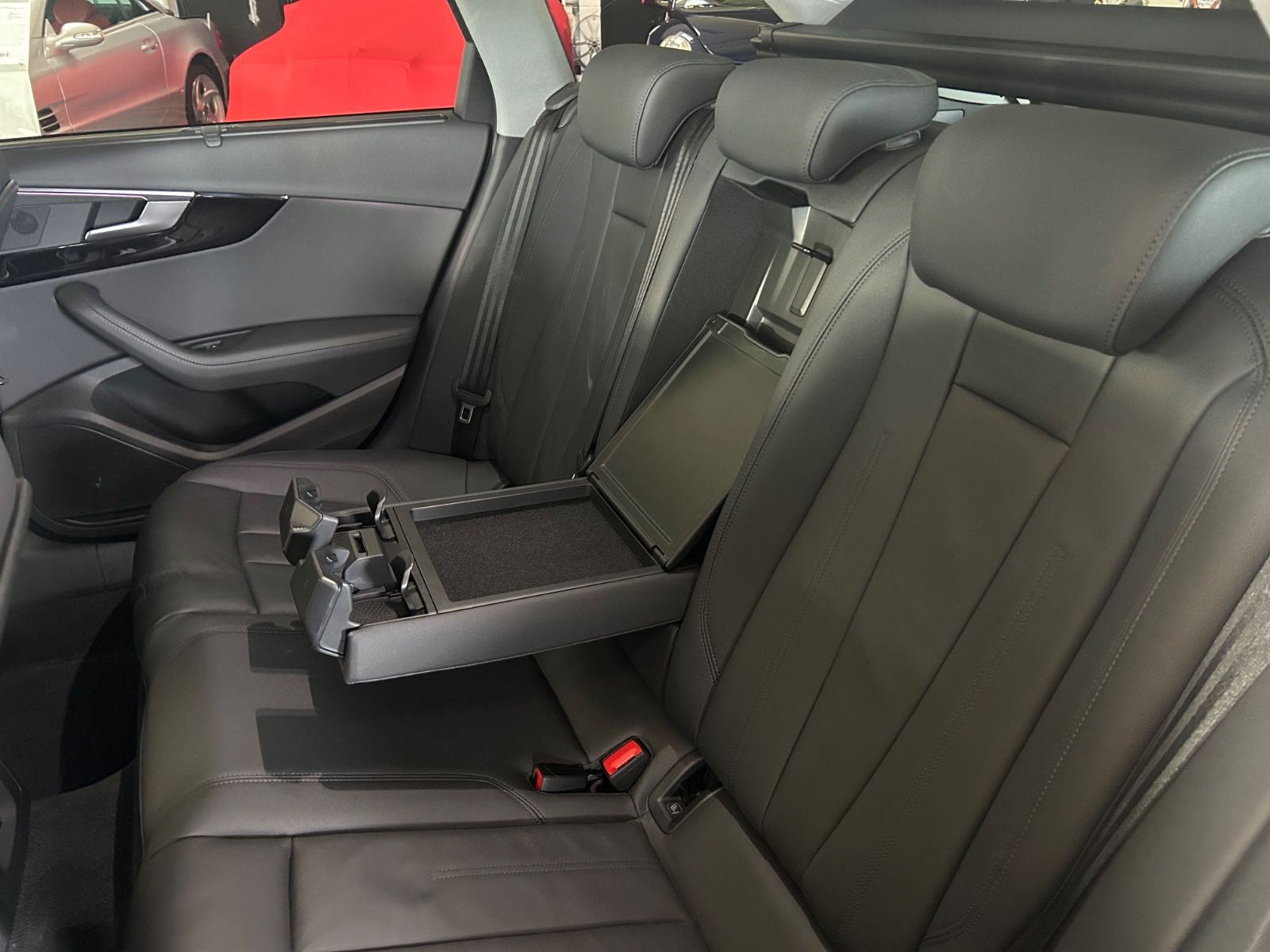 Audi A4 Avant 40 TFSI quattro advanced - Samsaru's Car Outlet
