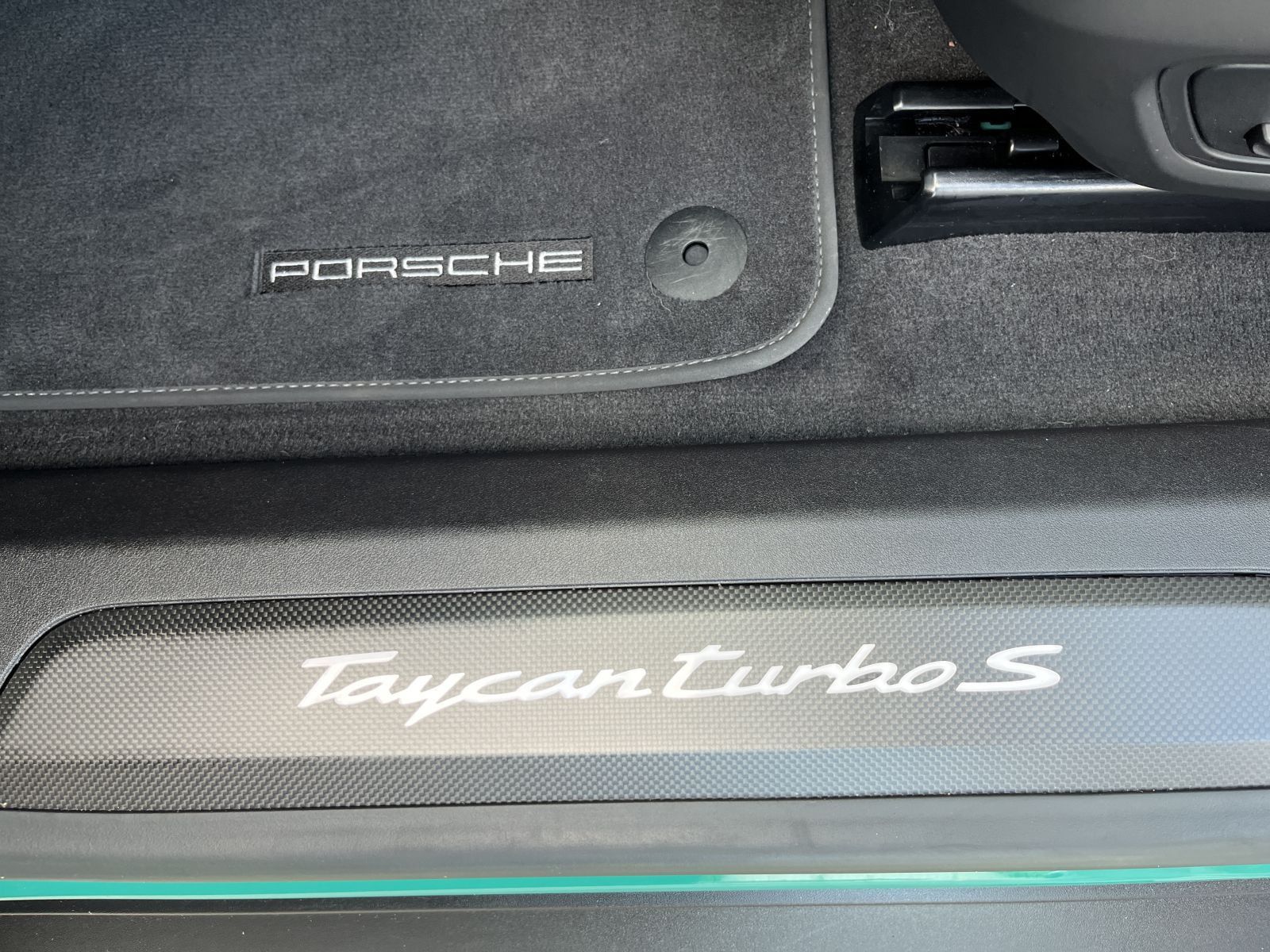 Porsche Taycan Turbo S PTS Smyrnagrün,Sitzbel.