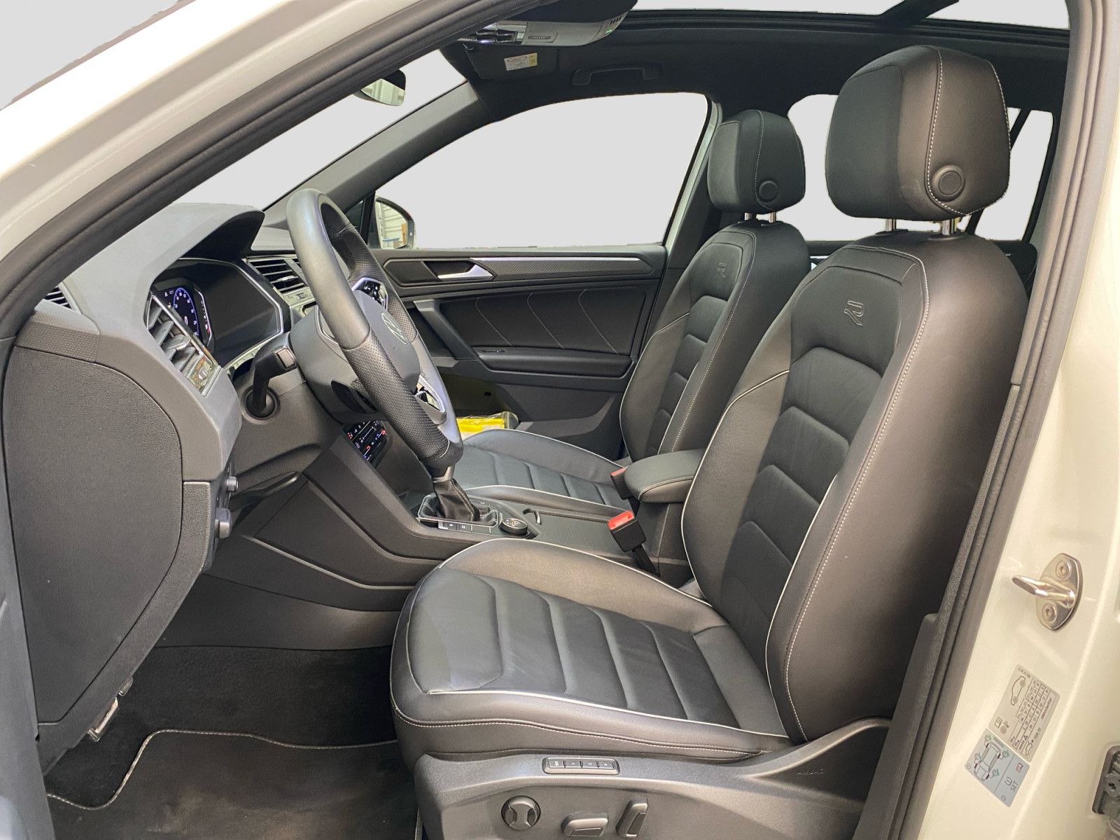 Volkswagen Tiguan 2.0TDI R-Line 4M BlackStyle Pano 360° HUD