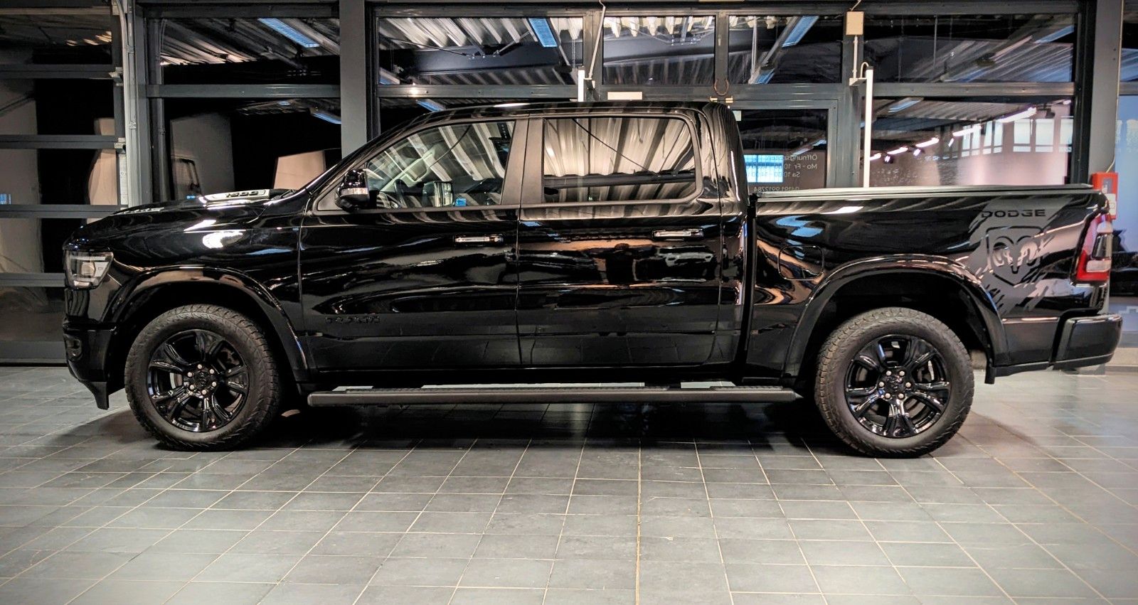 Dodge RAM 1500  Laramie Limited Night HEMI 5.7L   4x4