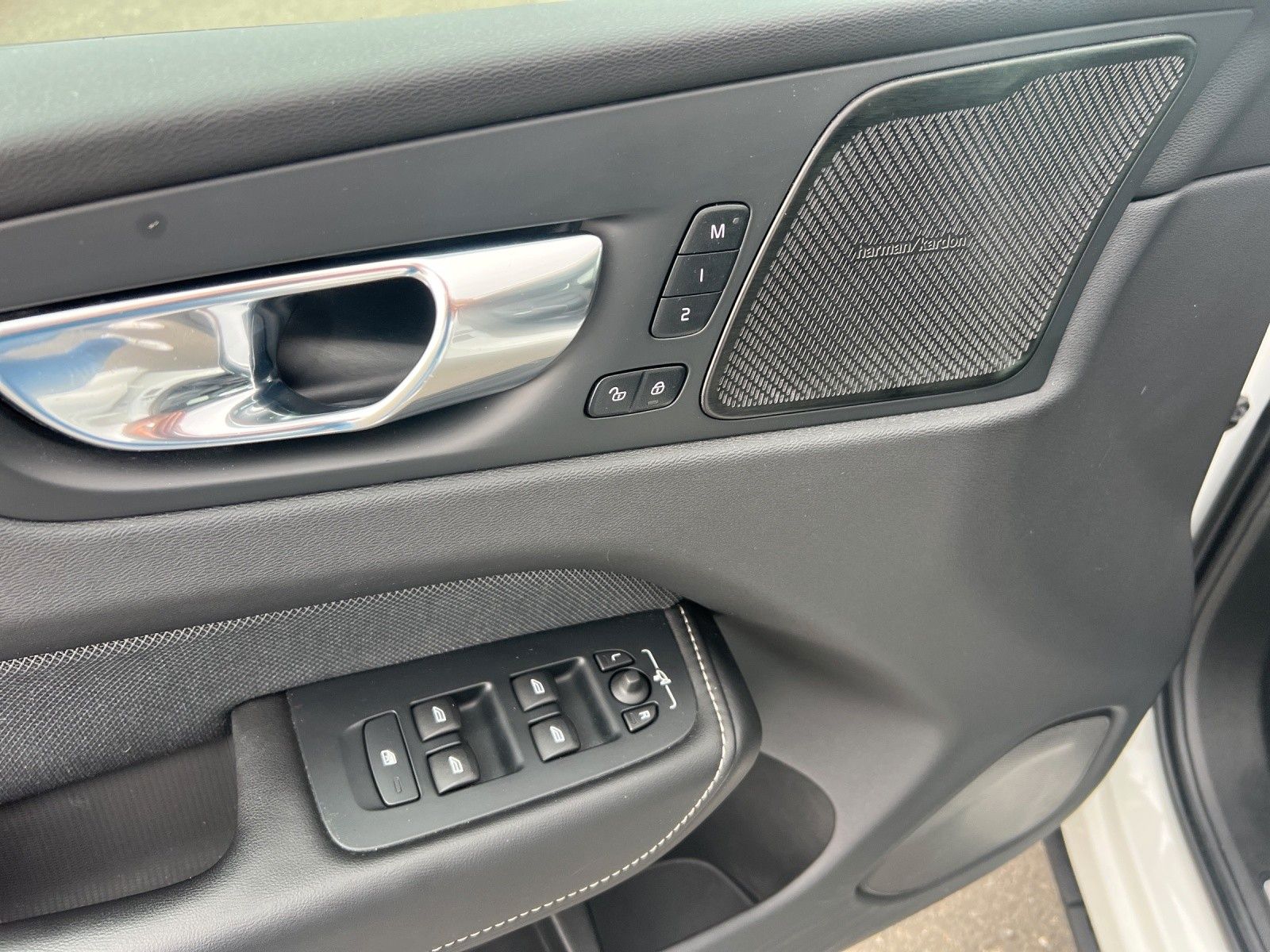 Volvo XC60 B4 D AWD R Design - Samsaru's Car Outlet